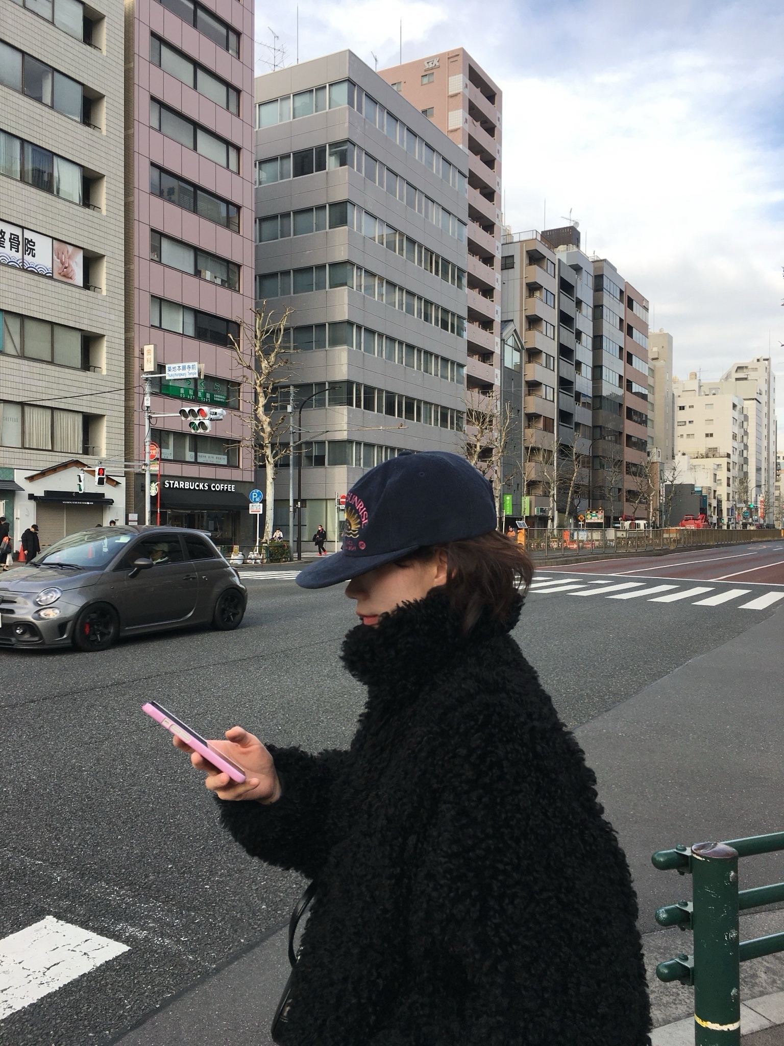 Hello Sunrise Corduroy Arch Logo 6Panel Cap Navy 착용 스타일