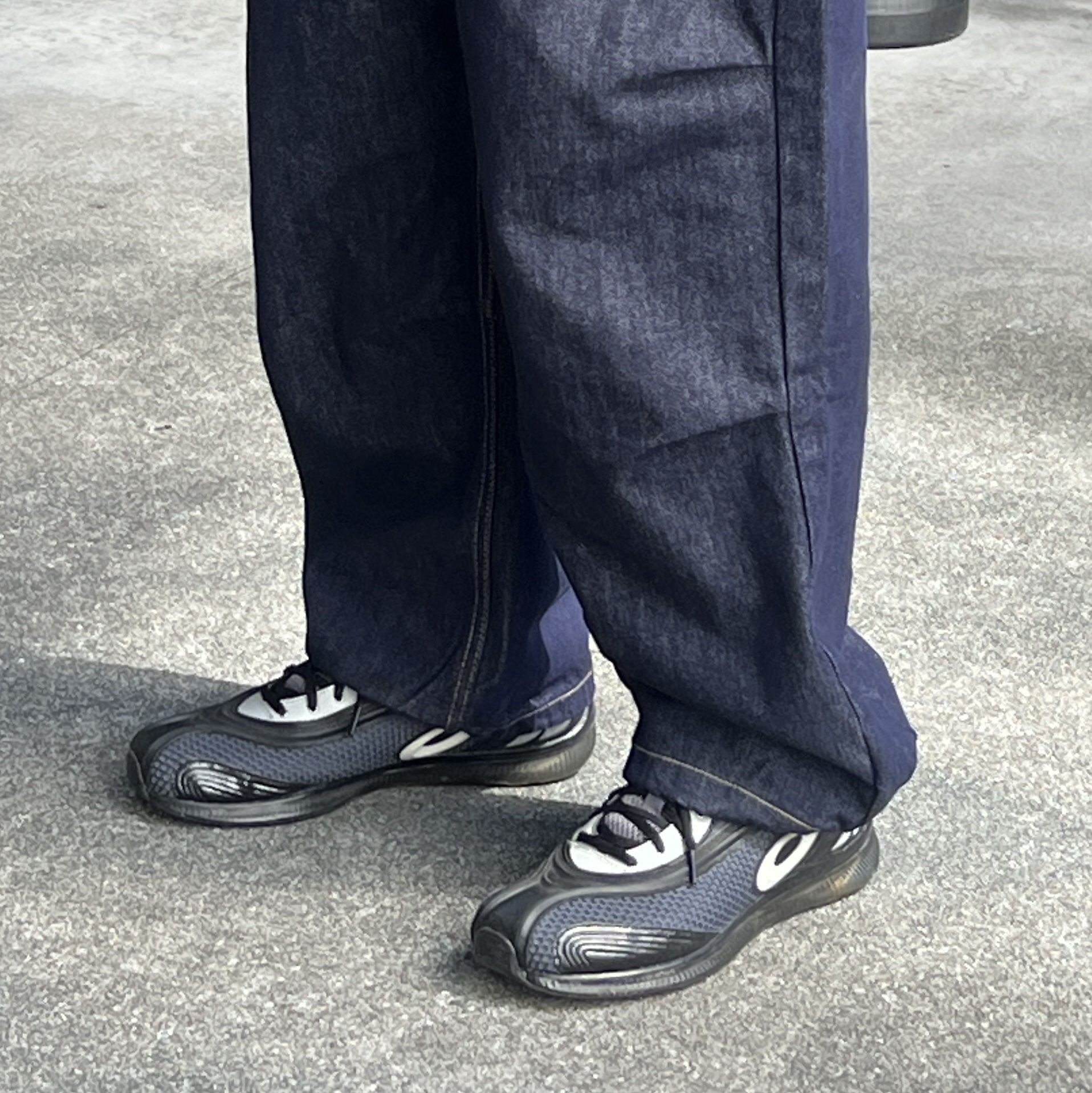 Asics x Kiko Kostadinov Gel-Sokat 2 Carrier Grey, MUCENT Maxxi Back Pocket Big Logo Denim Dark Blue 착용 스타일 - 4