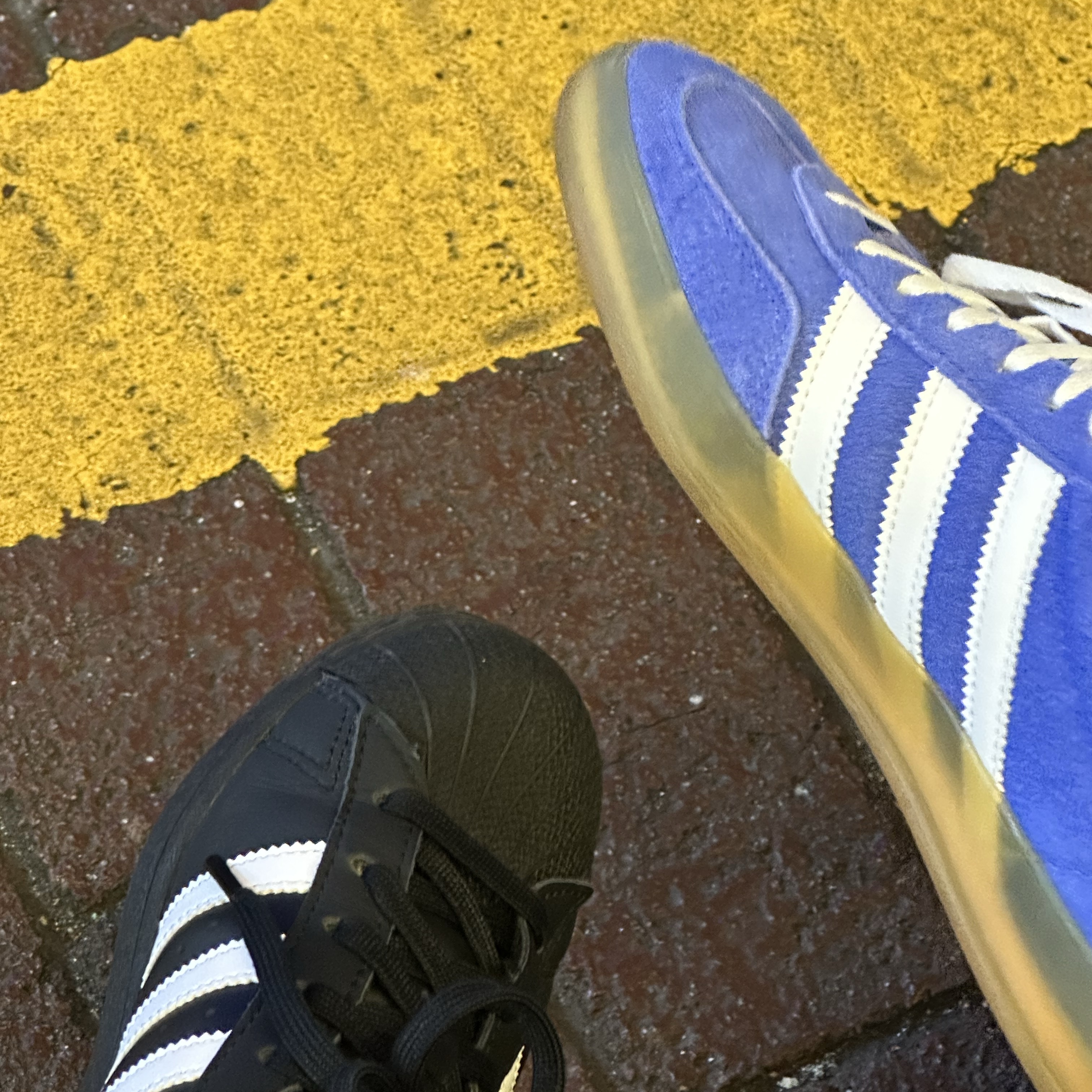 (J) Adidas Superstar Black White, (W) Adidas Gazelle Indoor Blue Fusion Cloud White 착용 스타일