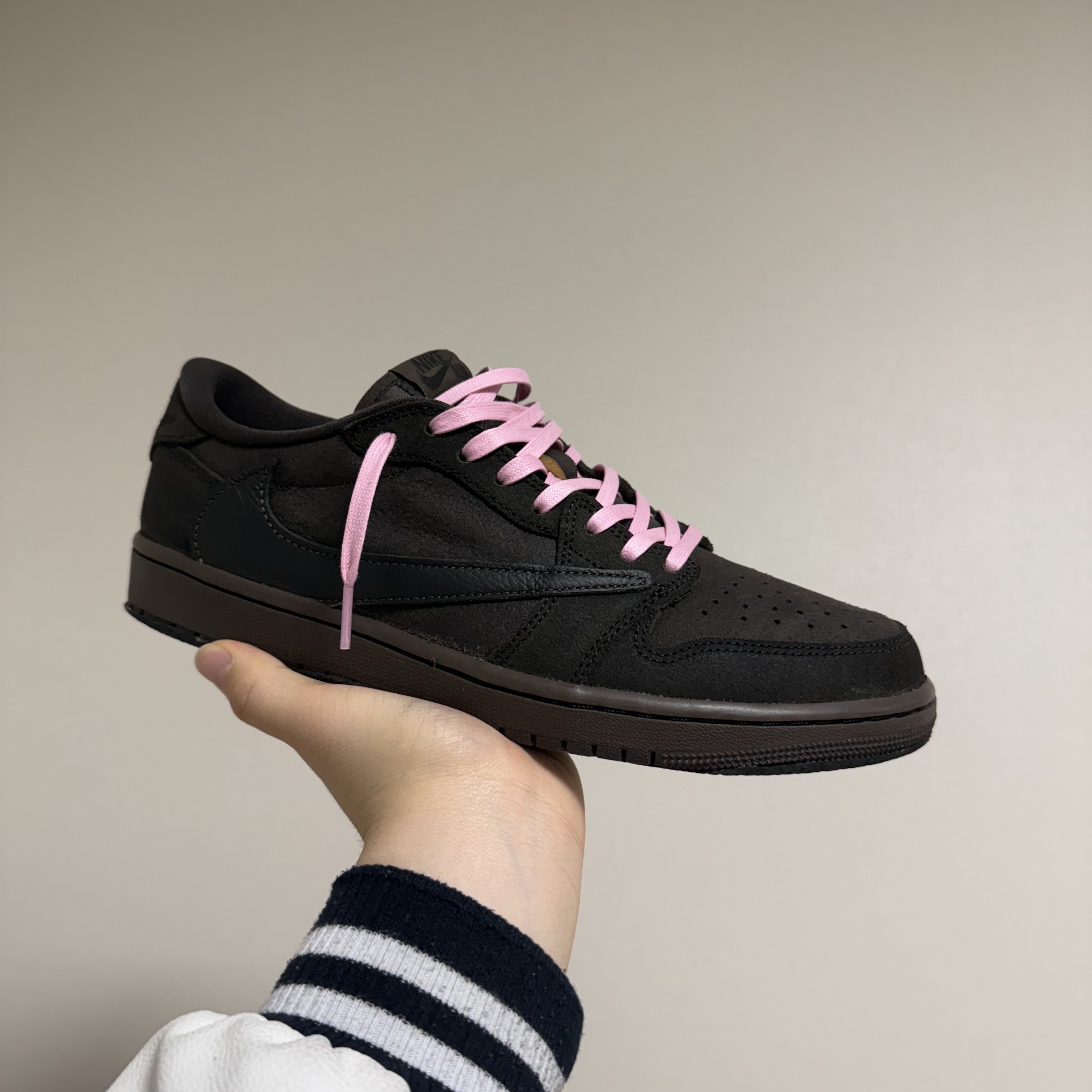 Jordan 1 x Travis Scott Retro Low OG SP Velvet Brown and Dark Mocha 착용 스타일