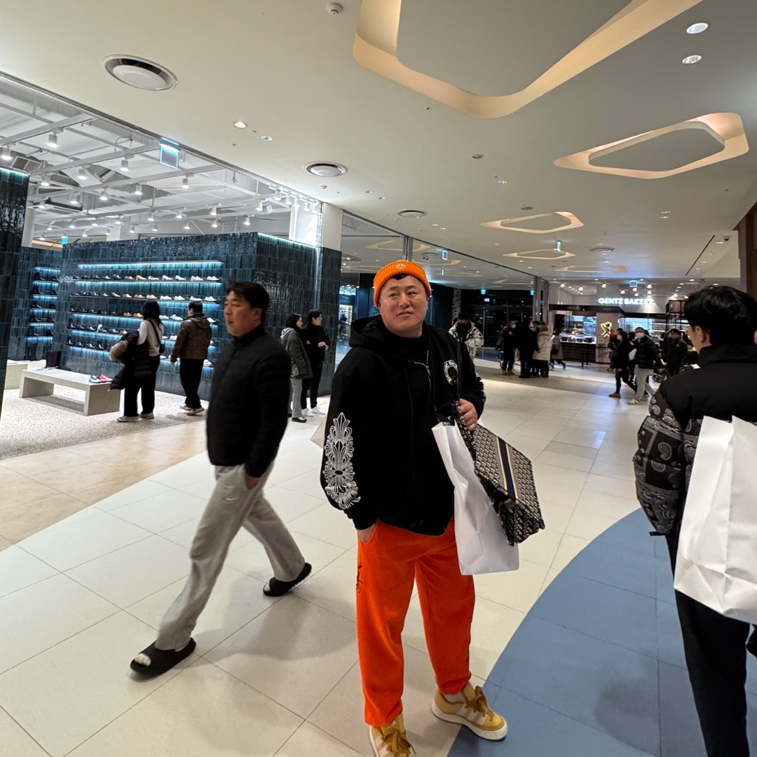 Moncler Wool & Cashmere Beanie Orange - 23FW, Supreme x Stone Island Painted Camo Crinkle Down Jacket Coral - 20FW 착용 스타일 - 1