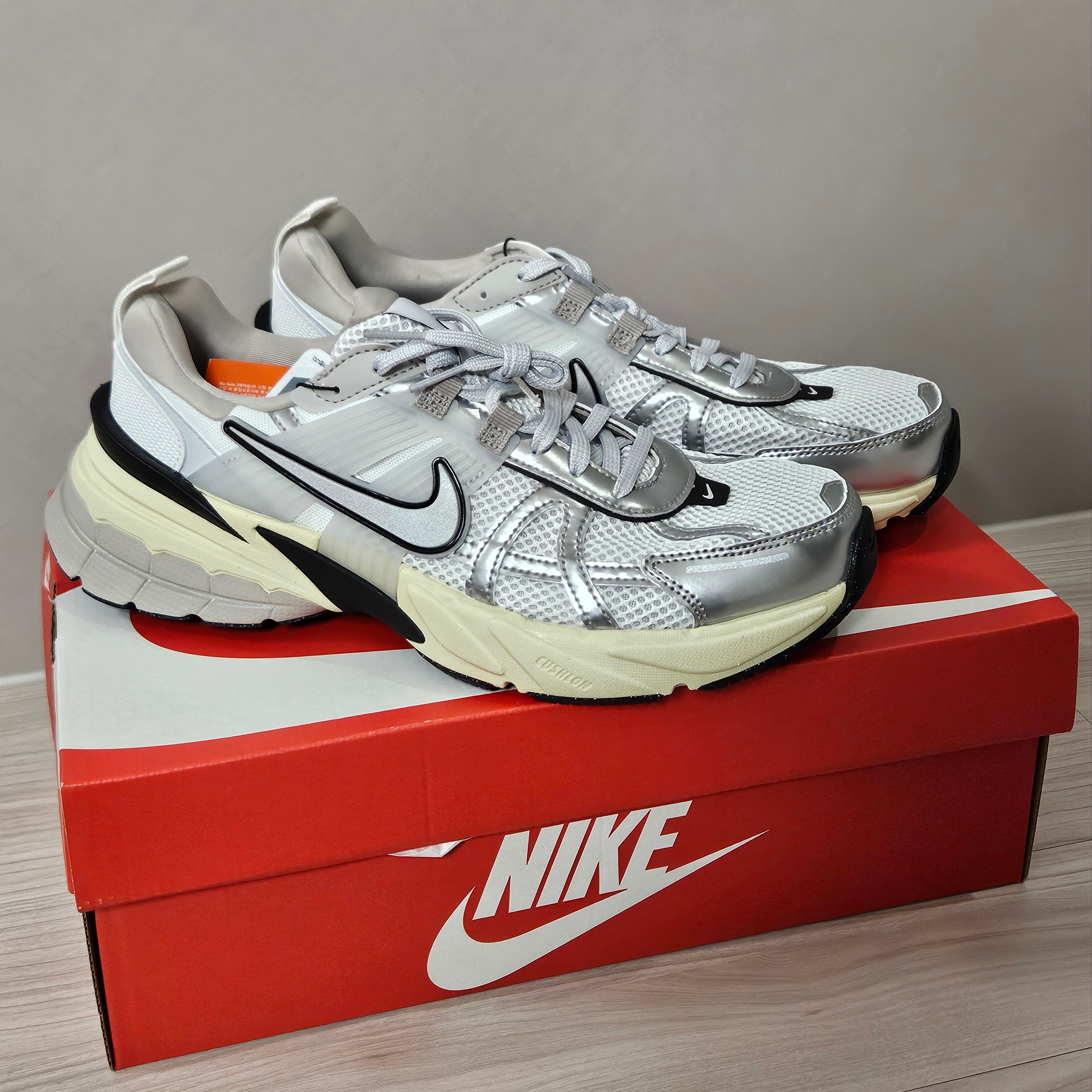 Nike V2K Run Summit White Metallic Silver 착용 스타일