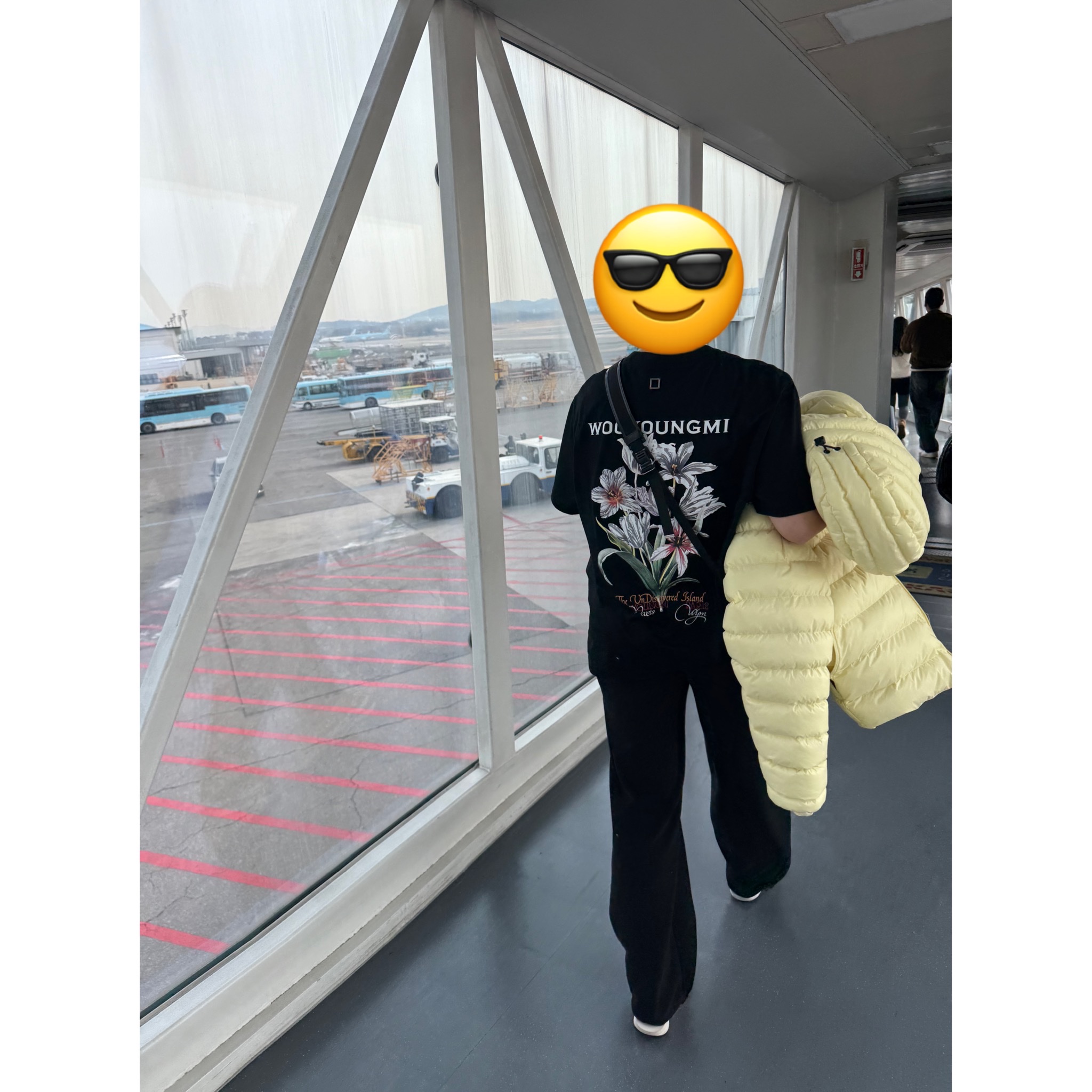 Wooyoungmi Flower Back Logo T-Shirt Black - 24SS, Wooyoungmi Square Mini Bag Black 착용 스타일