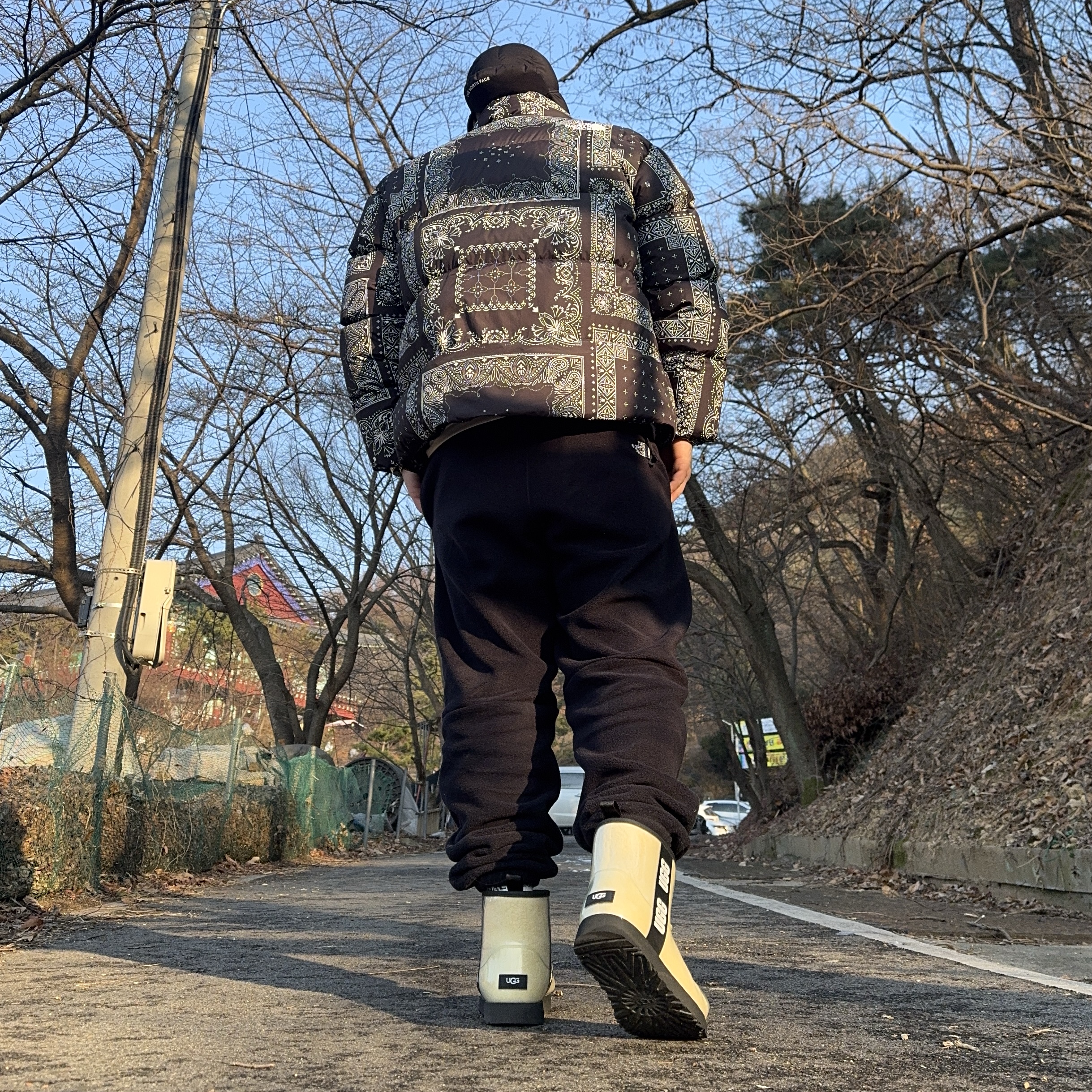 (W) UGG Classic Clear Mini Boots Natural Black, The North Face White Label T-Ball Earmuff Cap Black 착용 스타일