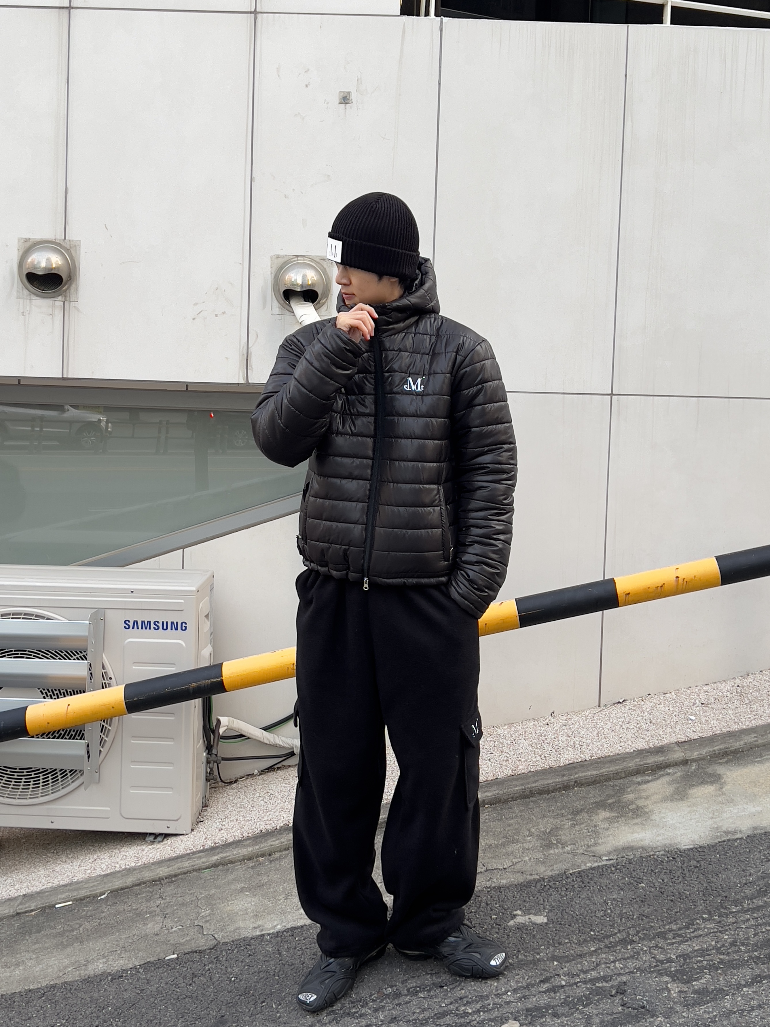 Balenciaga Tyrex Sneakers Black, MUCENT Snowing Fleece Banding Cargo Pants Black 착용 스타일 - 2