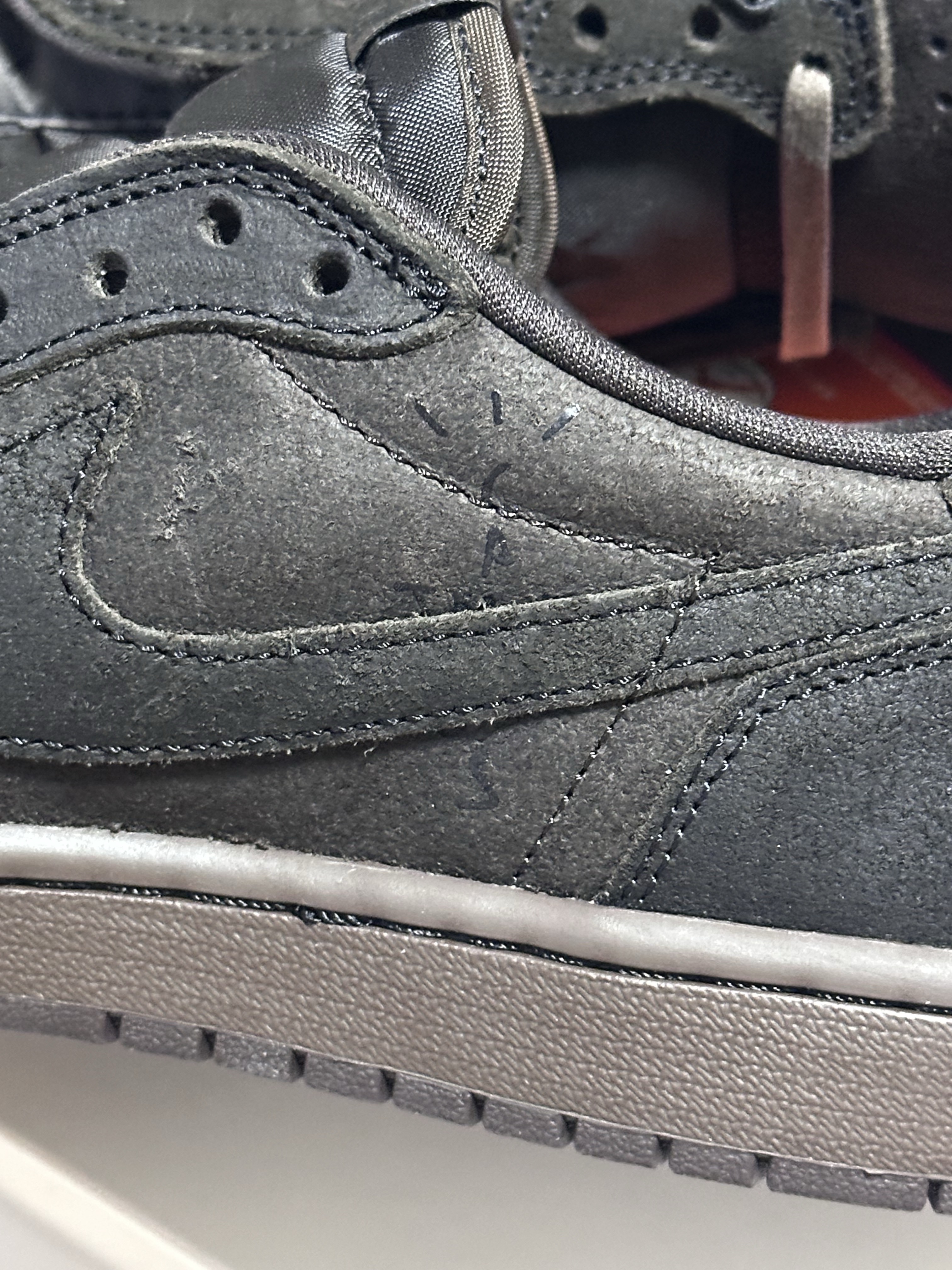 Jordan 1 x Travis Scott Retro Low OG SP Velvet Brown and Dark Mocha 착용 스타일 - 3