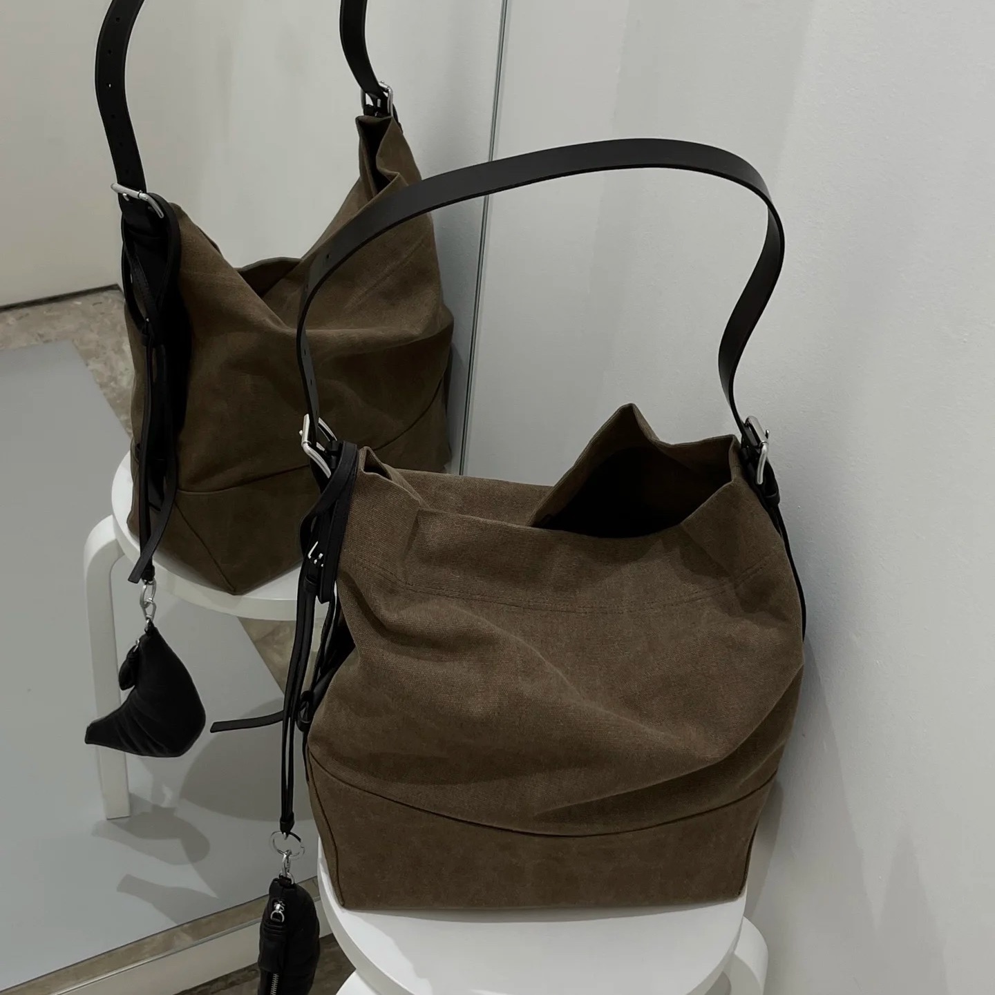Lemaire Cotton Tye Dye 01/S Belted Tote Bag Sisal 착용 스타일