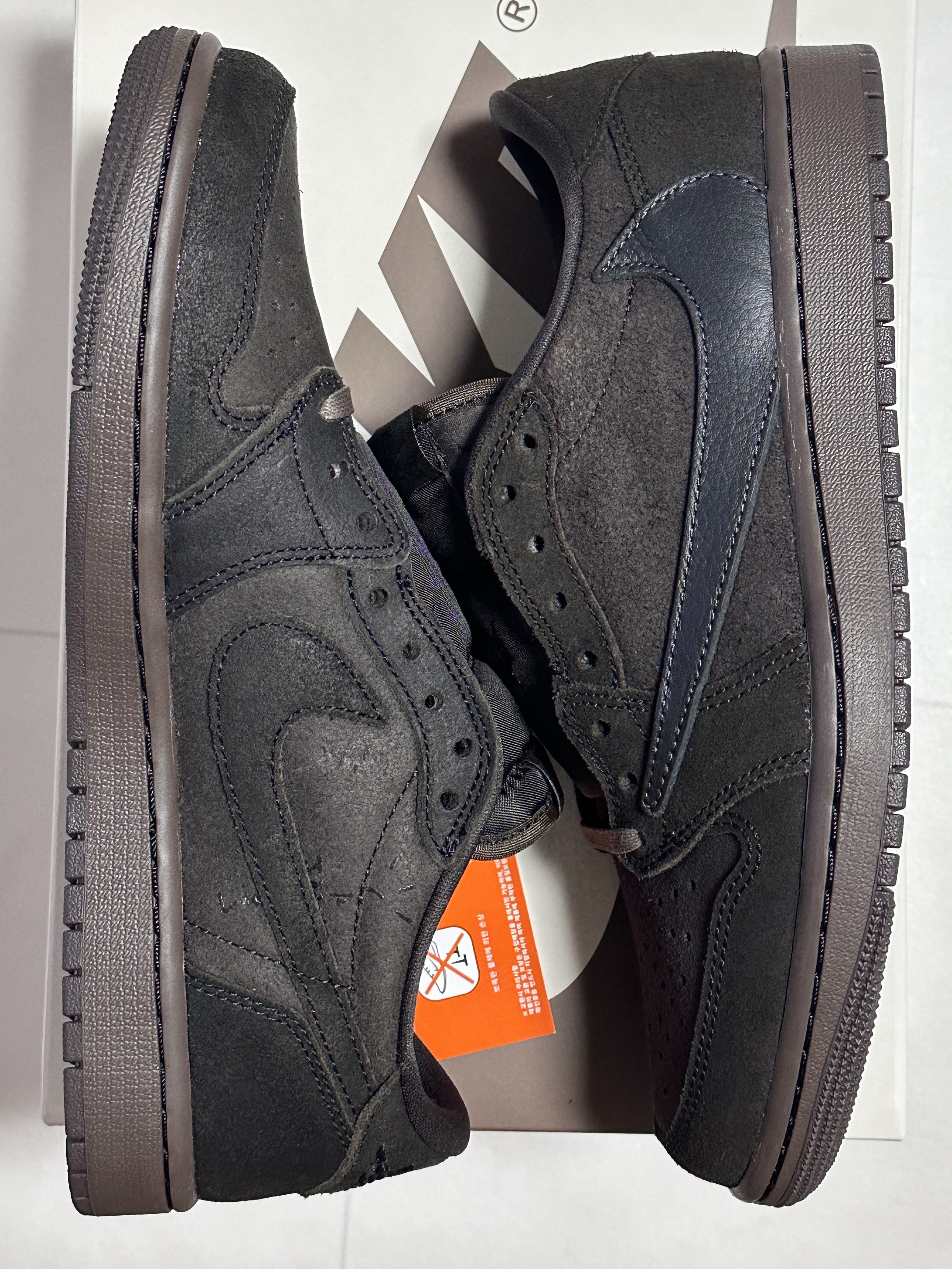Jordan 1 x Travis Scott Retro Low OG SP Velvet Brown and Dark Mocha 착용 스타일 - 4