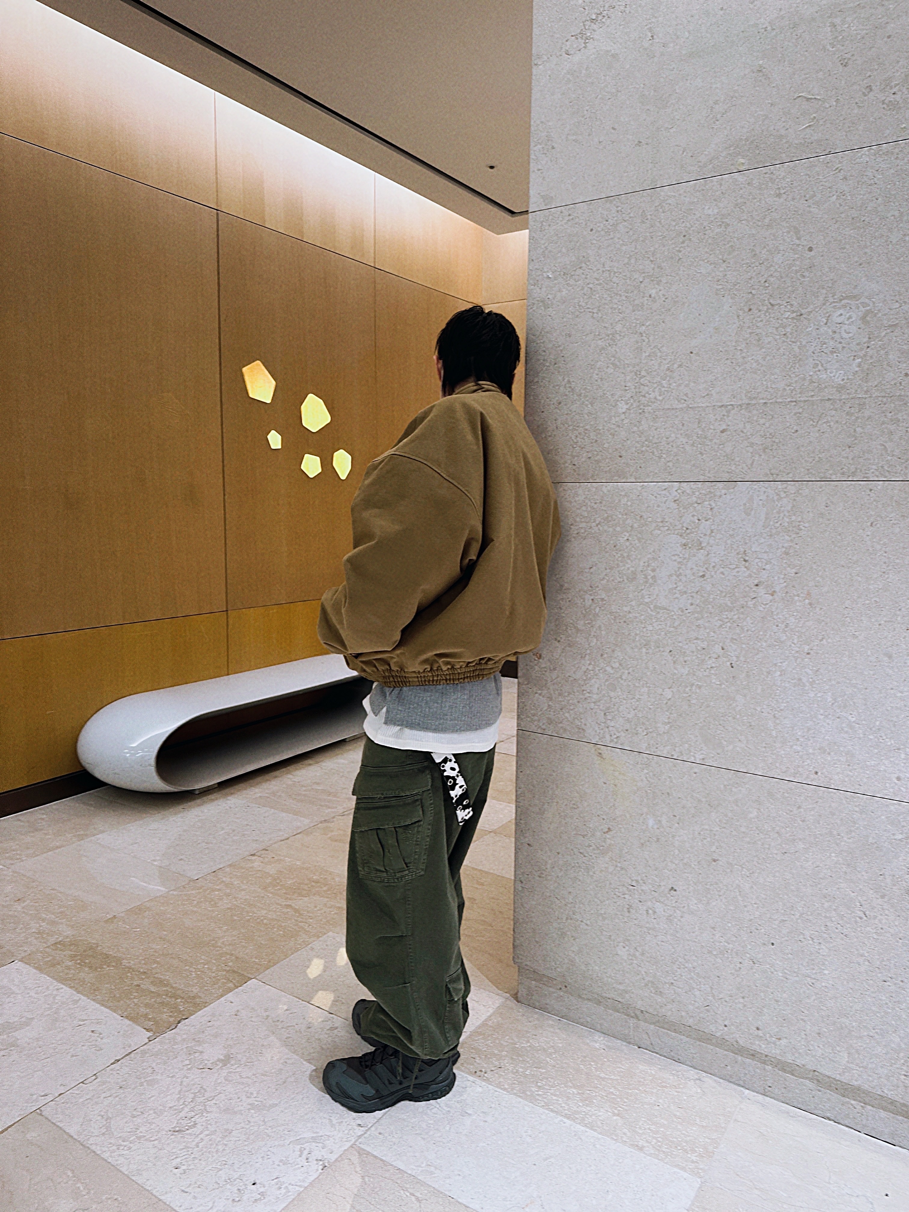 Nonnod Double Pocket Cargo Pants Vintage Khaki, Nonnod Moleskine Bomber Jacket Camel 착용 스타일 - 1