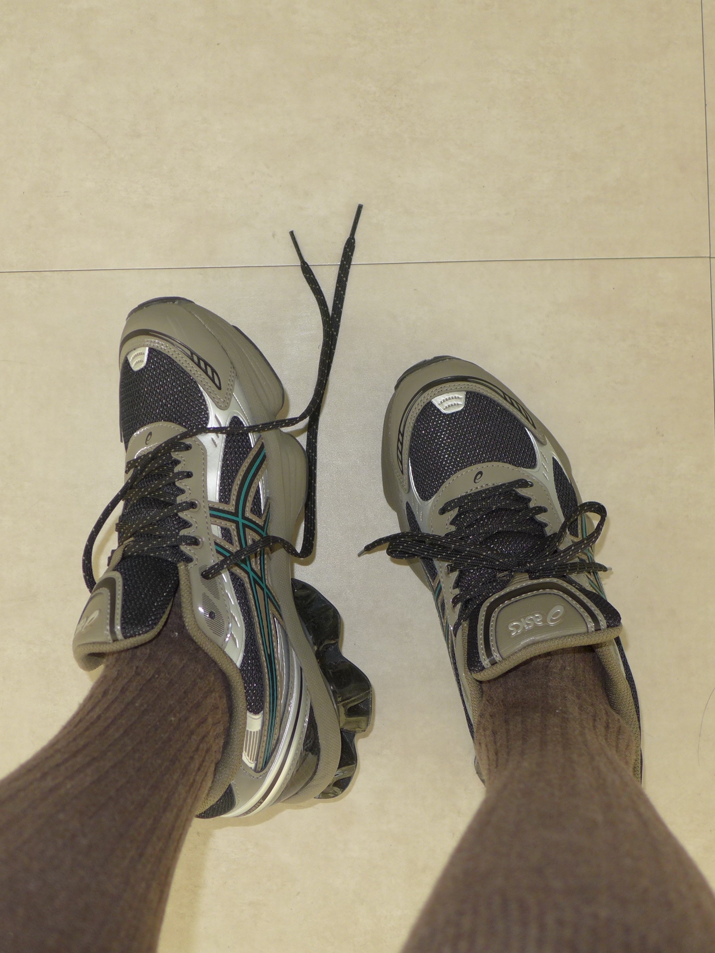 Asics Gel-Kinetic Fluent Black Dark Taupe 착용 스타일 - 2