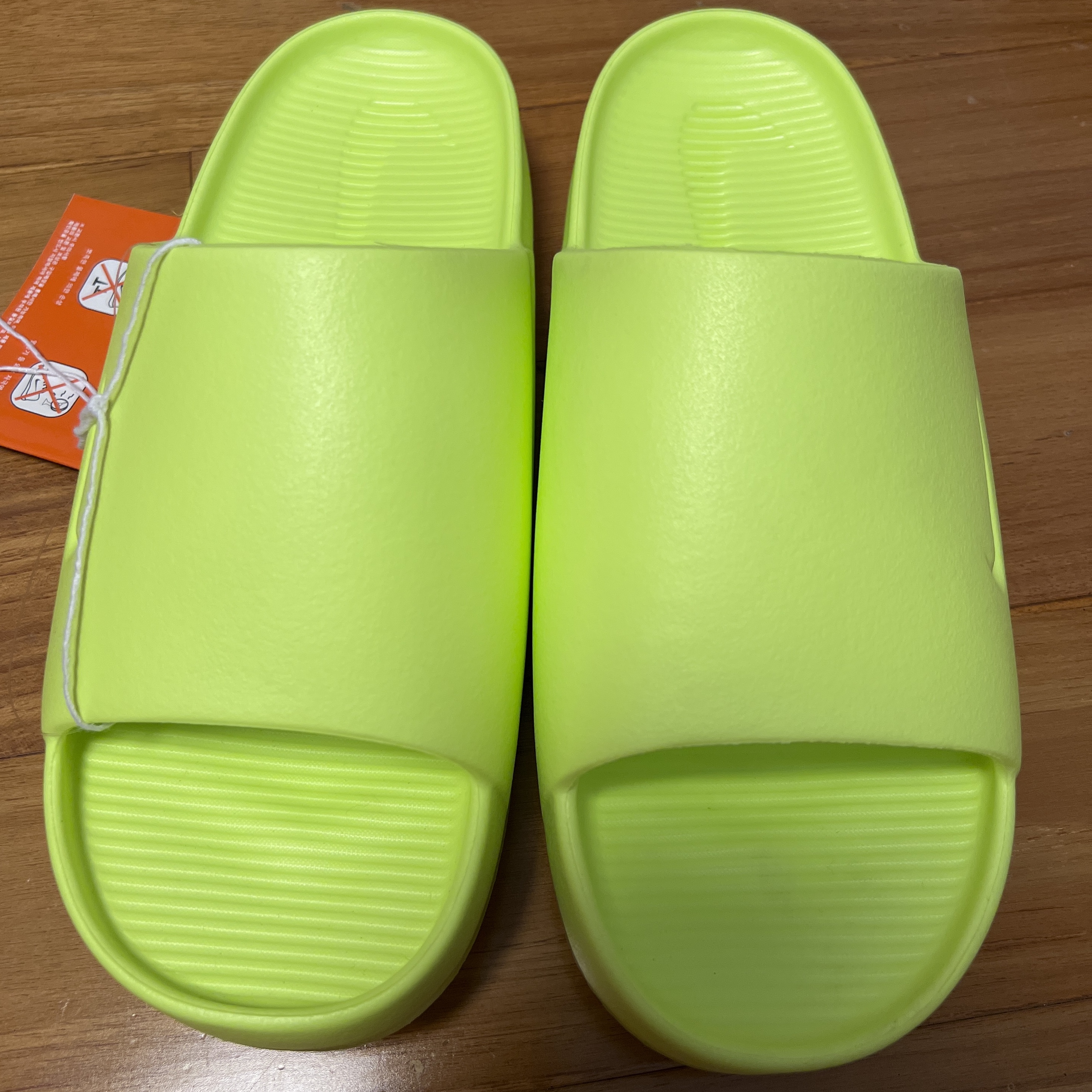 Nike Calm Slide Volt 착용 스타일