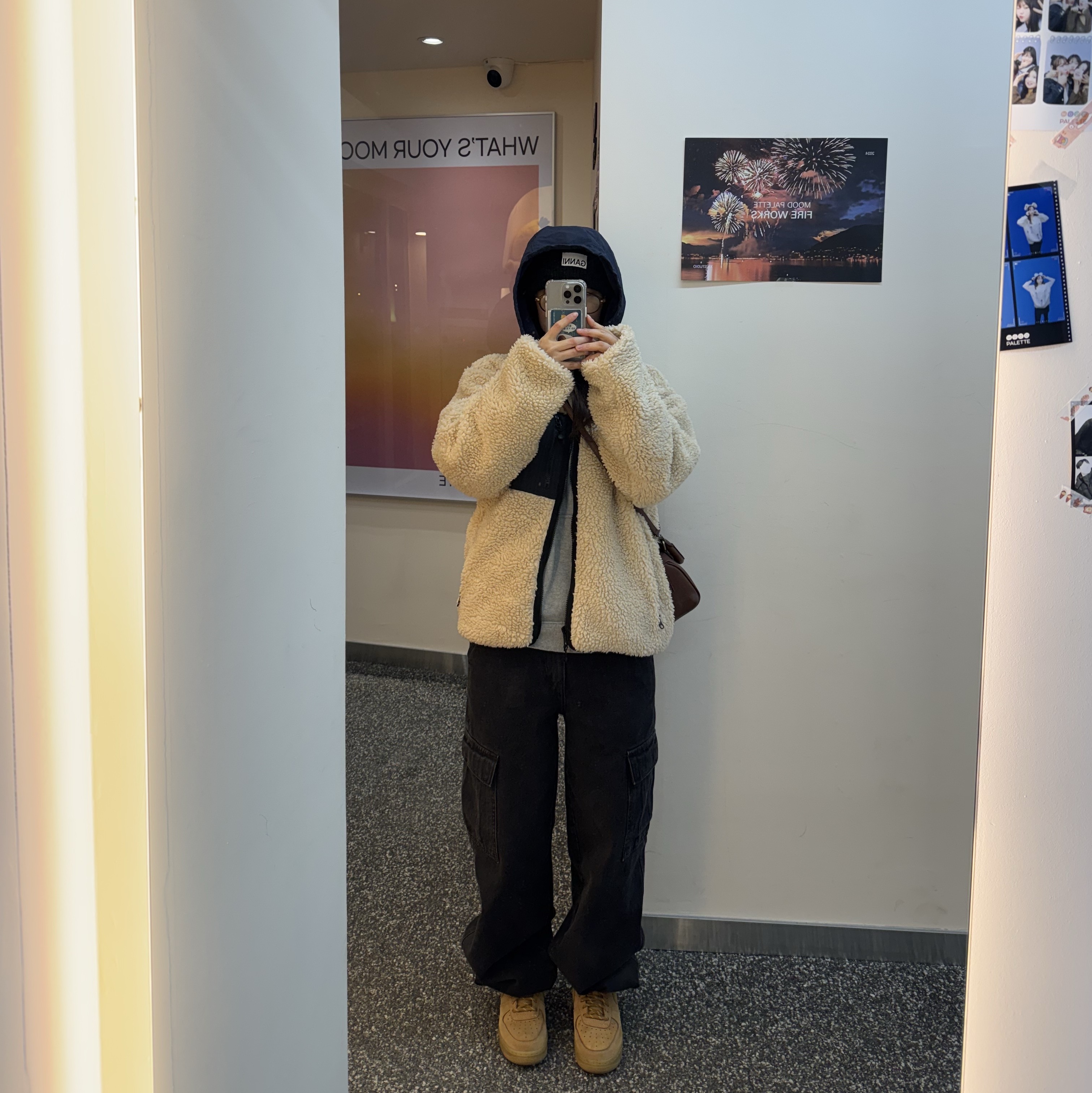 Stussy Sherpa Reversible Jacket Beige, Ganni Wool Beanie Black Melange 착용 스타일 - 2
