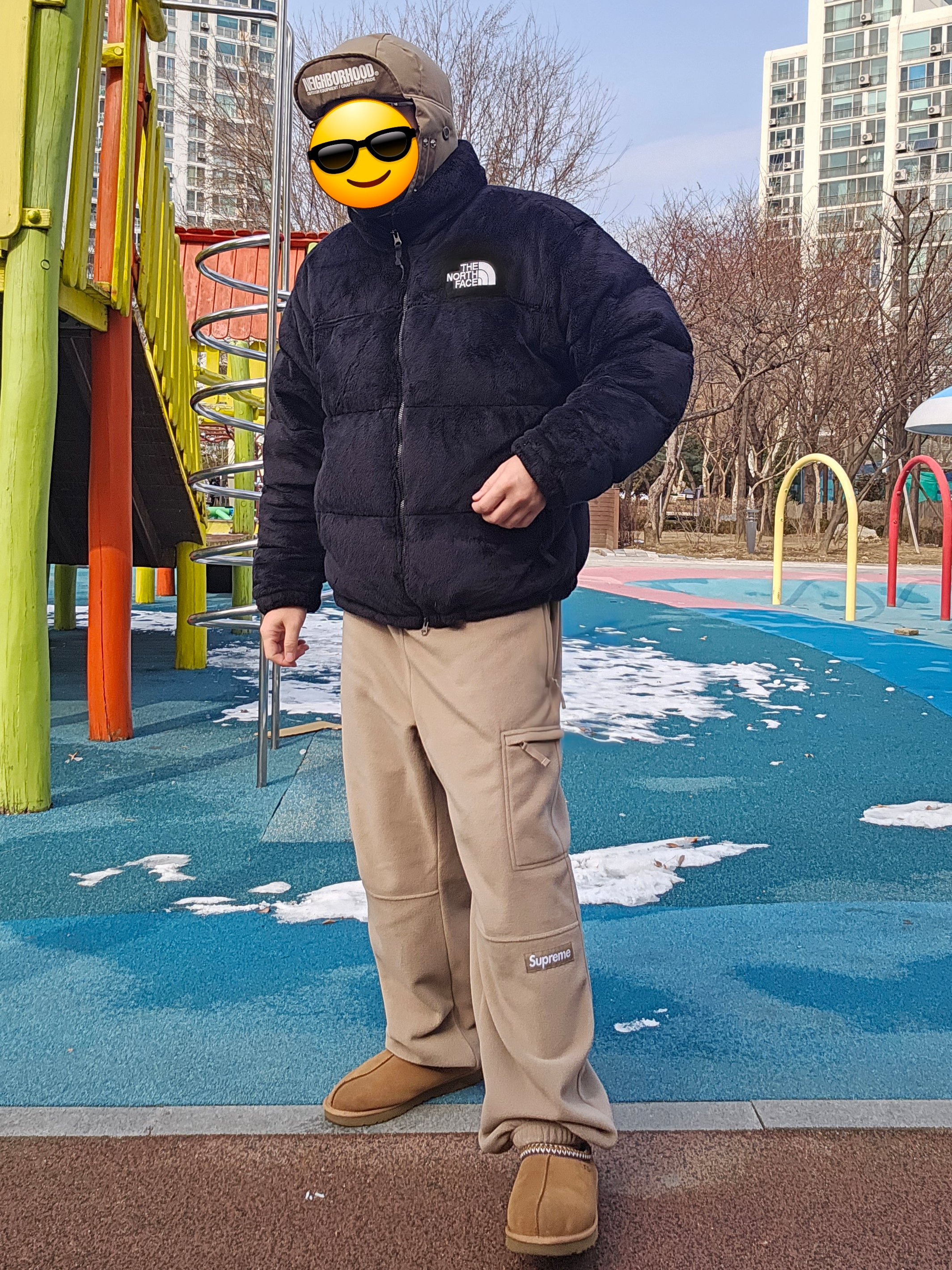 The North Face Versa Velour Nuptse Jacket Black, Supreme Polartec Pant Taupe - 24FW 착용 스타일