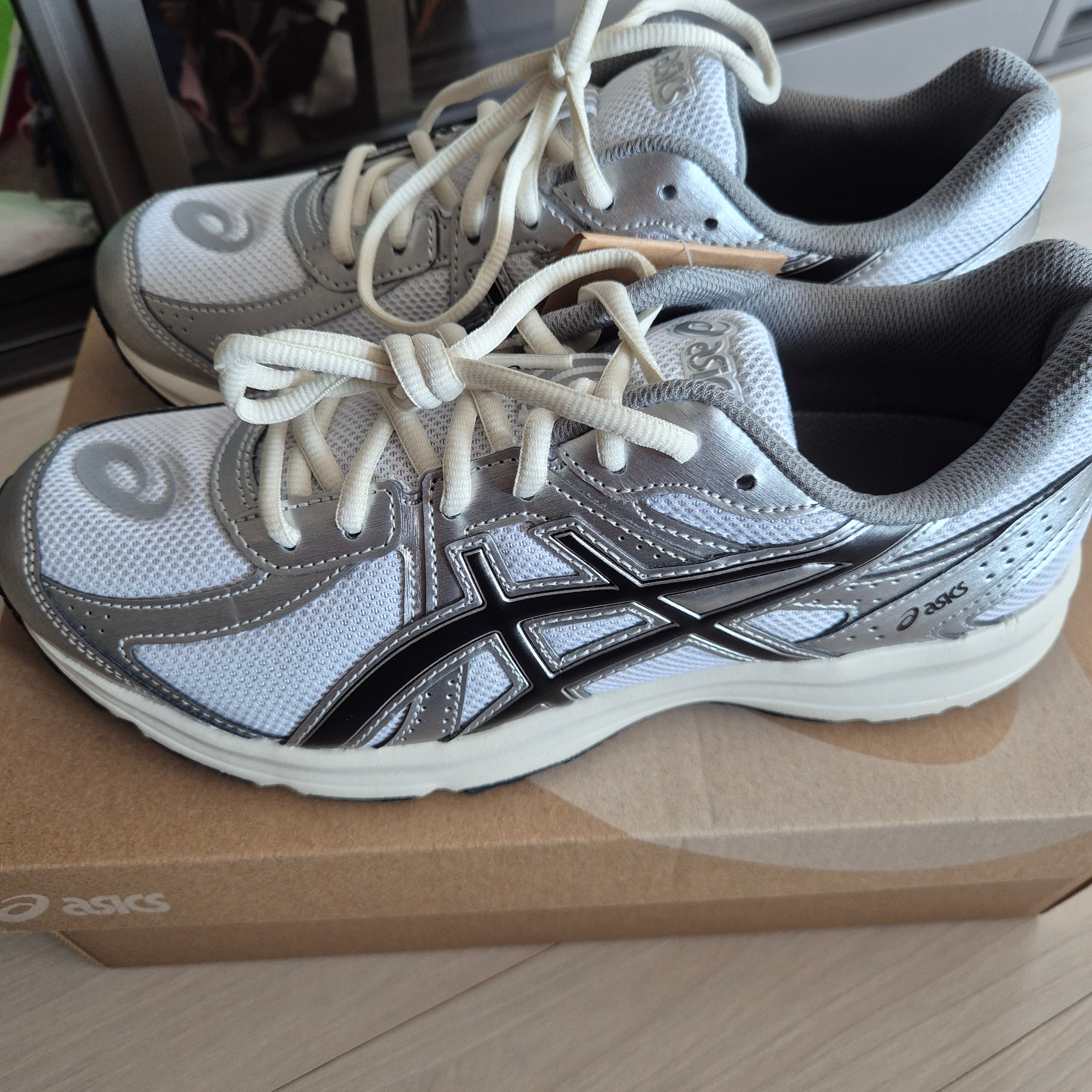 Asics Jog 100 S White Black - 2E Wide 착용 스타일 - 1