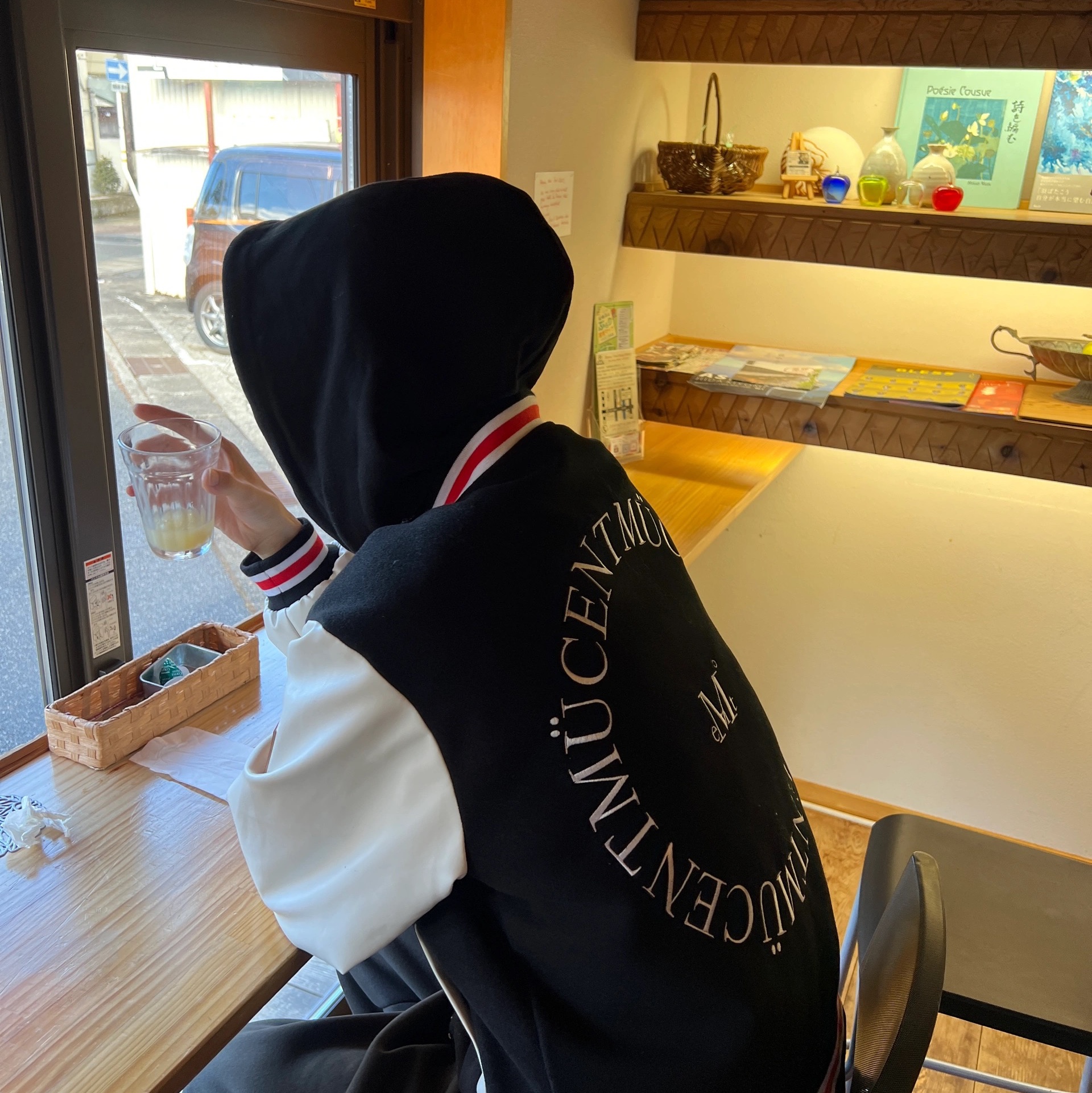 MUCENT Tiverton Signatuer Varsity Jacket Black 착용 스타일 - 4