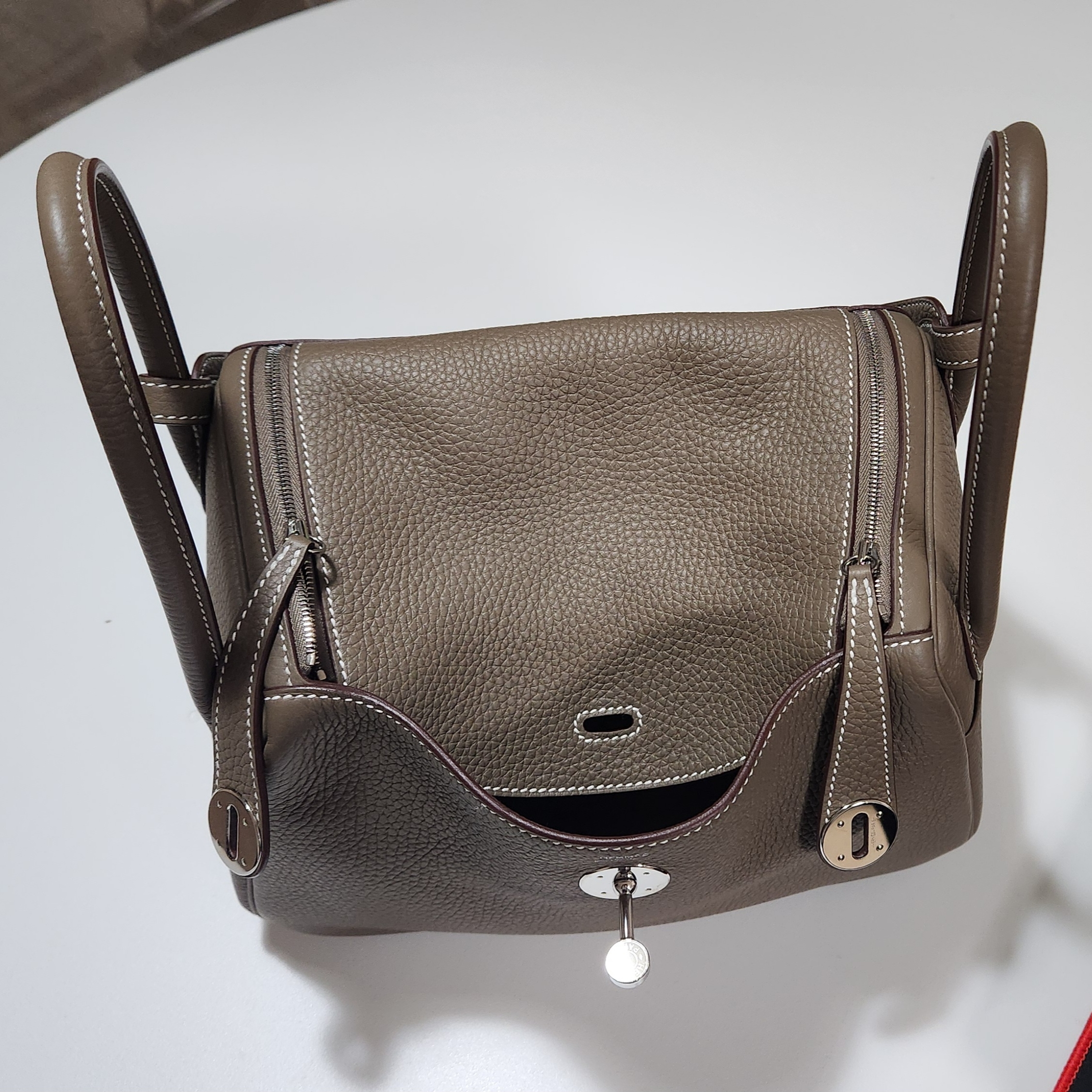 Hermes Lindy 26 Bag Clemence & Palladium Etoupe 착용 스타일