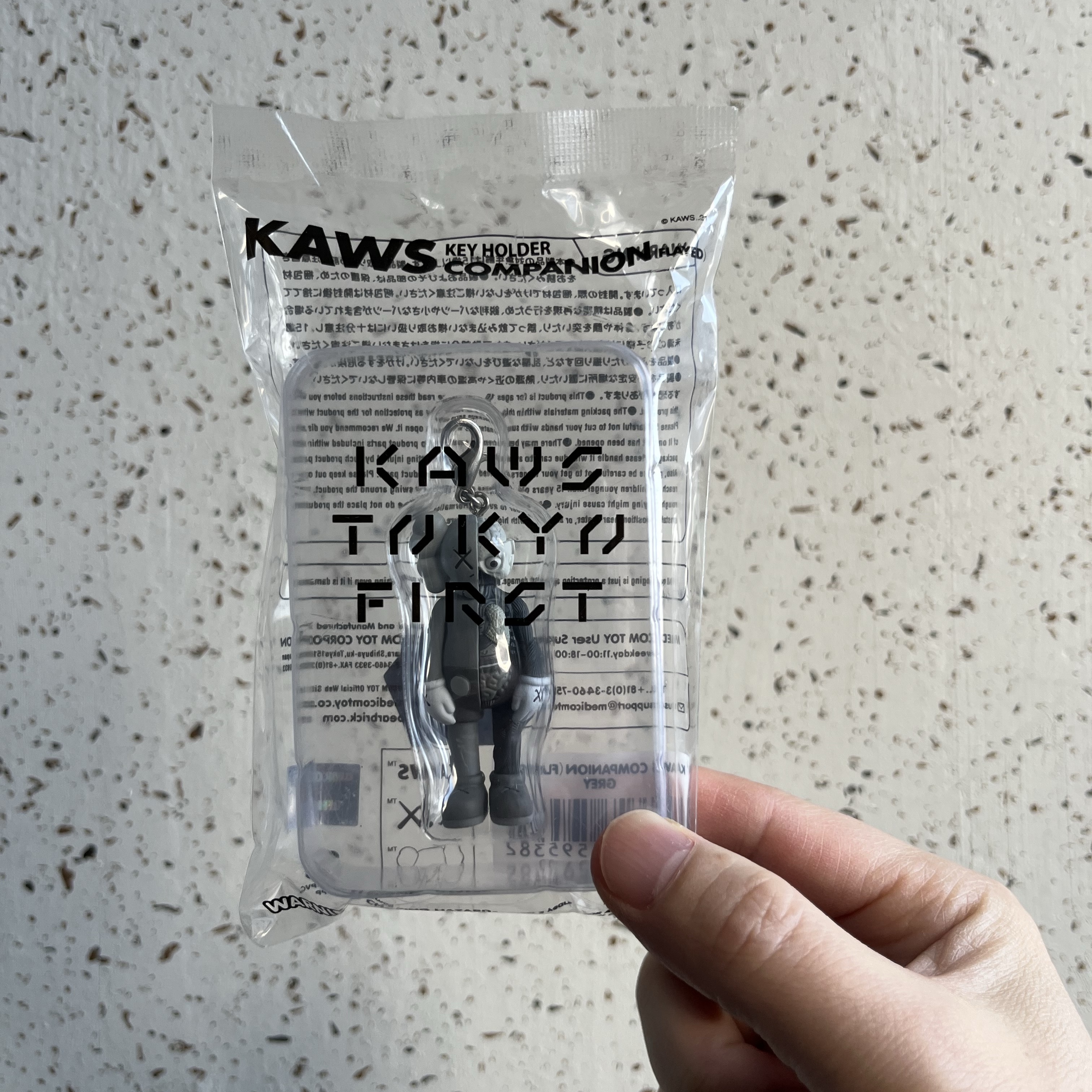 Kaws Tokyo First Companion Flayed Keychain Grey 착용 스타일