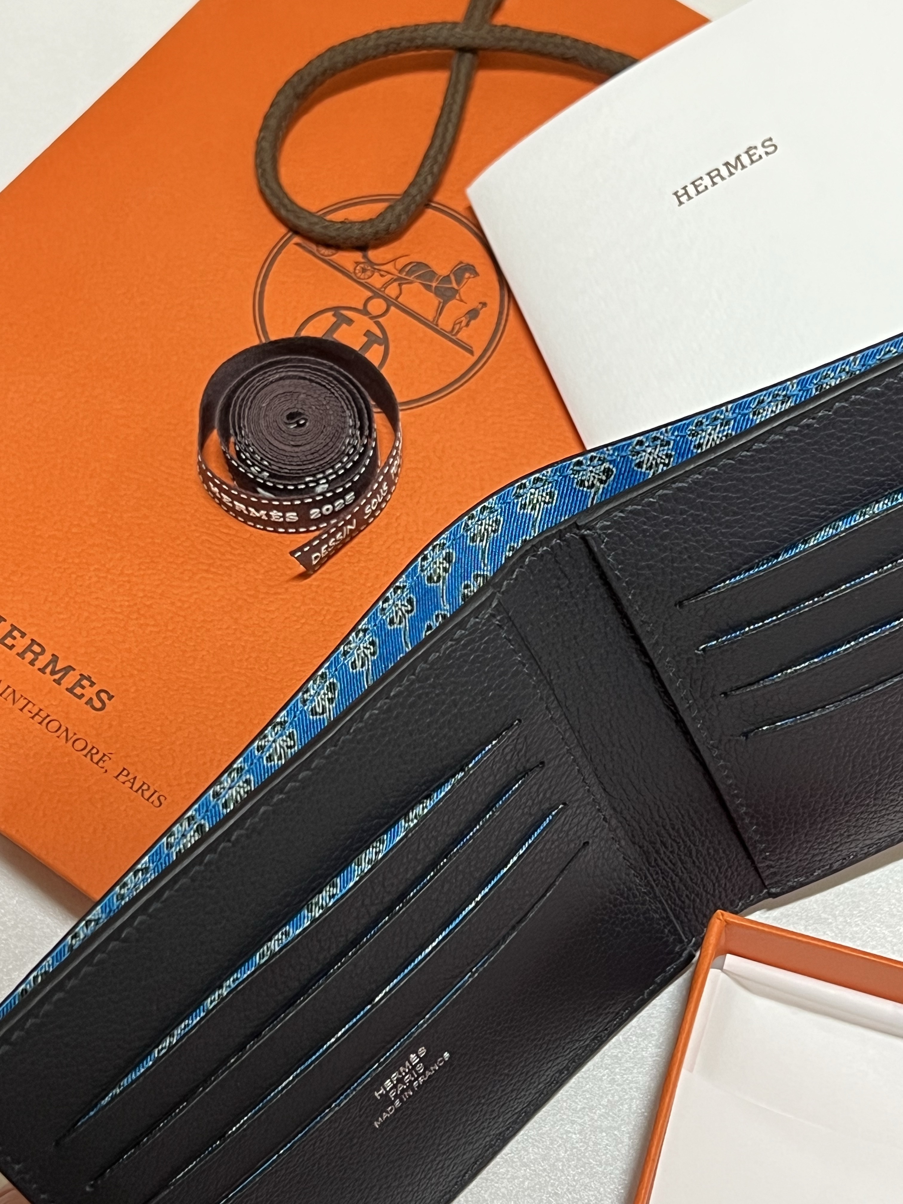 Hermes Citizen Twill Compact Card Holder Evercolor & Caban Bleu Riviera Vert Vertigo 착용 스타일 - 1