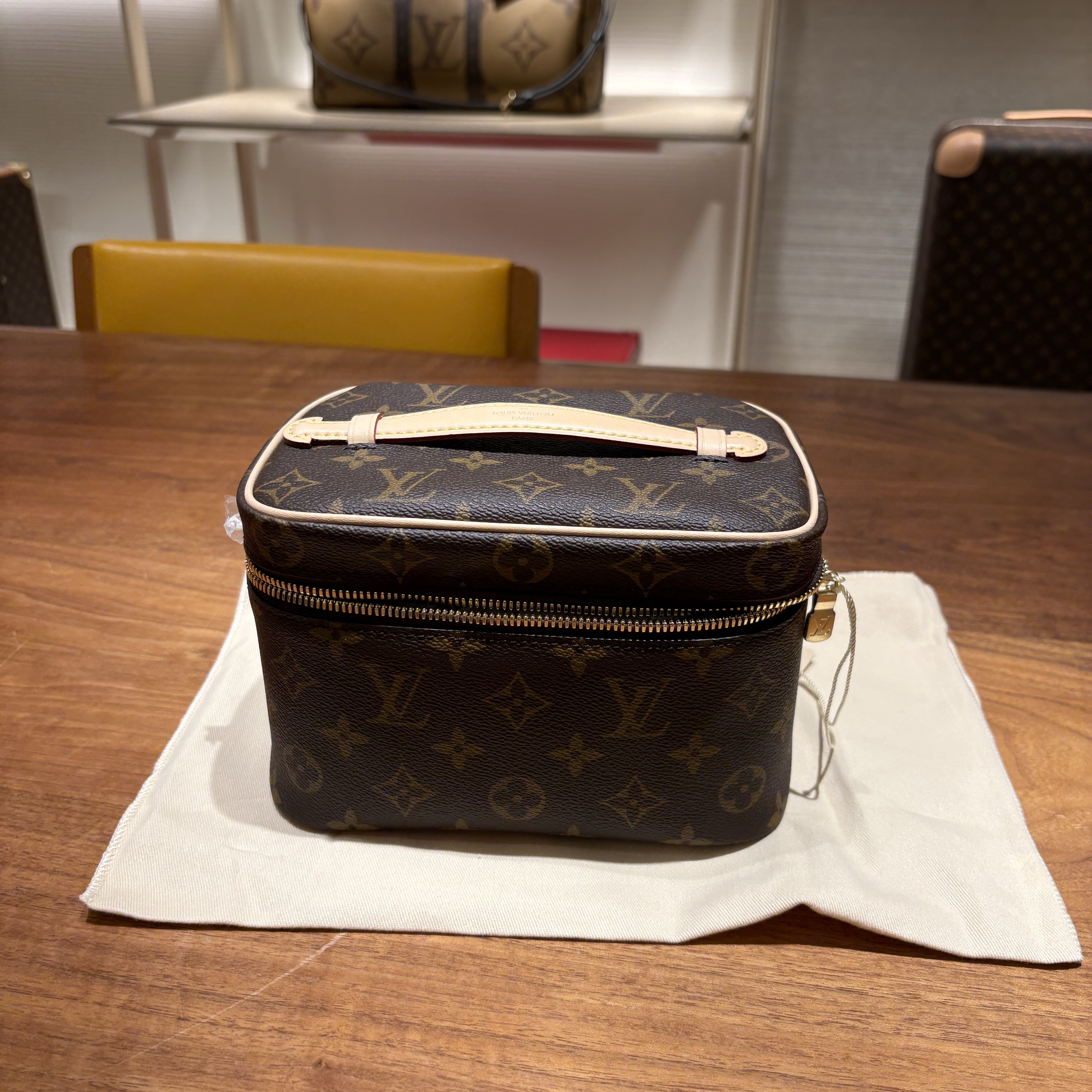 Louis Vuitton Nice Mini Toiletry Pouch Monogram 착용 스타일