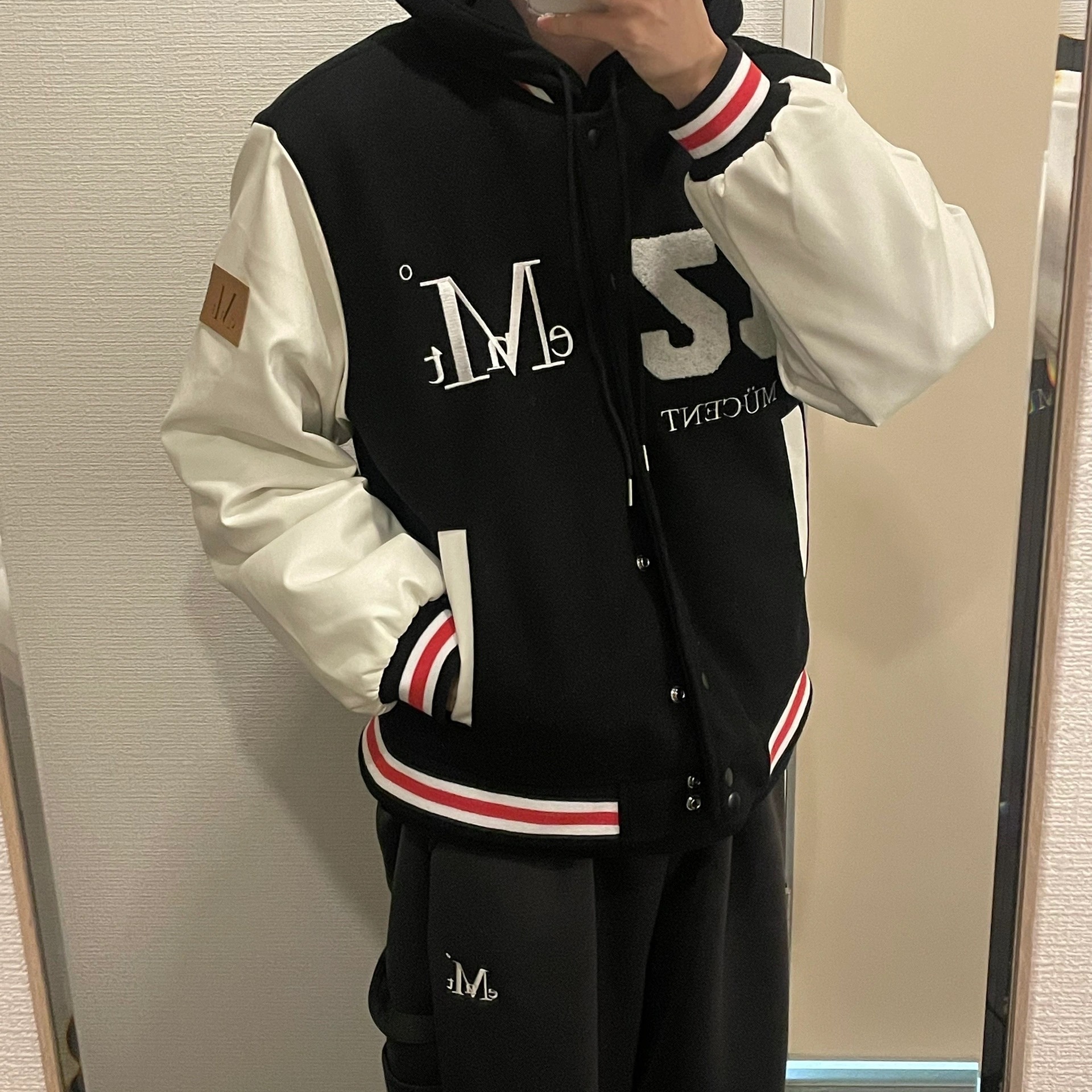 MUCENT Tiverton Signatuer Varsity Jacket Black 착용 스타일 - 1