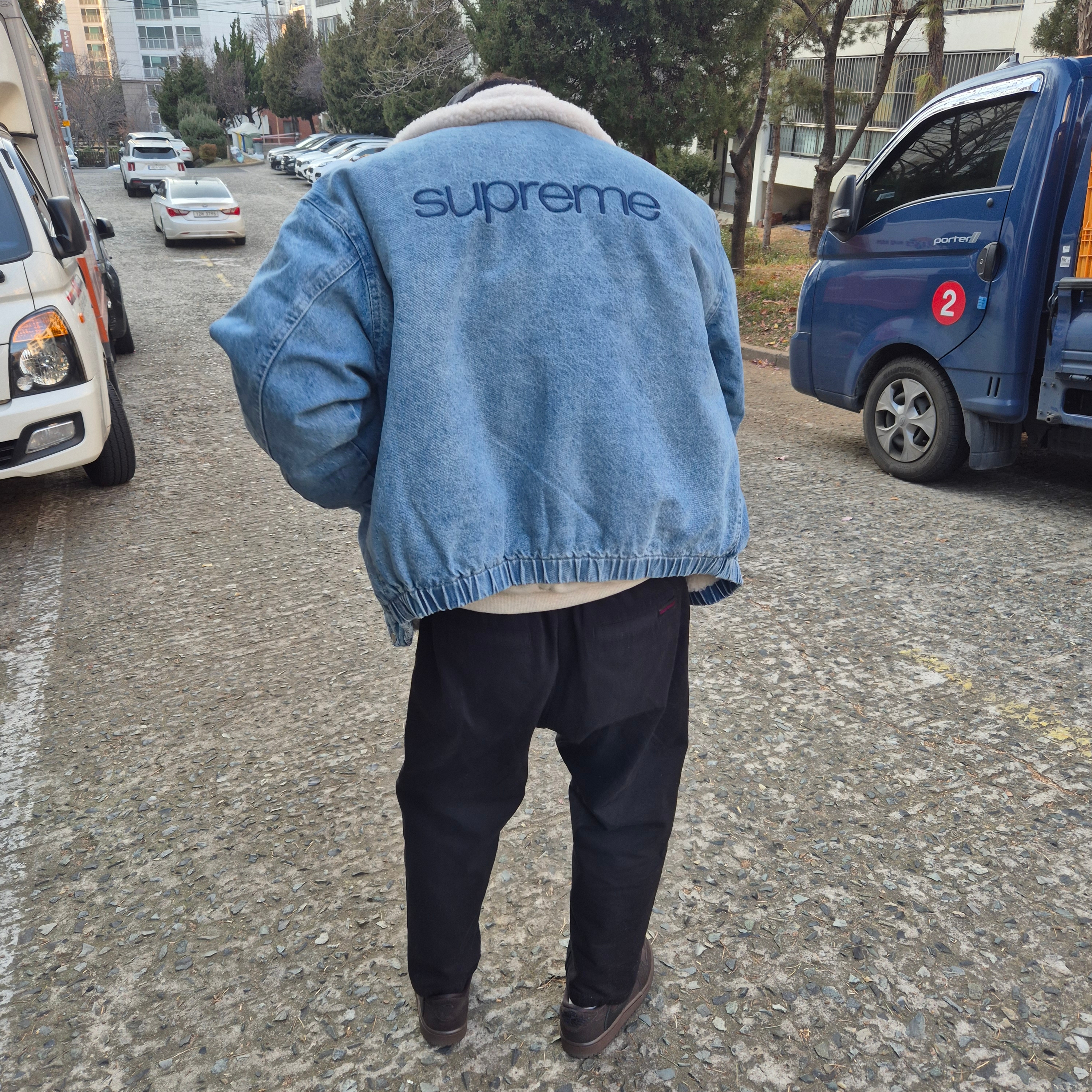 Supreme Faux Shearling Lined Bomber Jacket Denim - 24FW, Jordan 1 x Travis Scott Retro Low OG SP Velvet Brown and Dark Mocha 착용 스타일 - 1