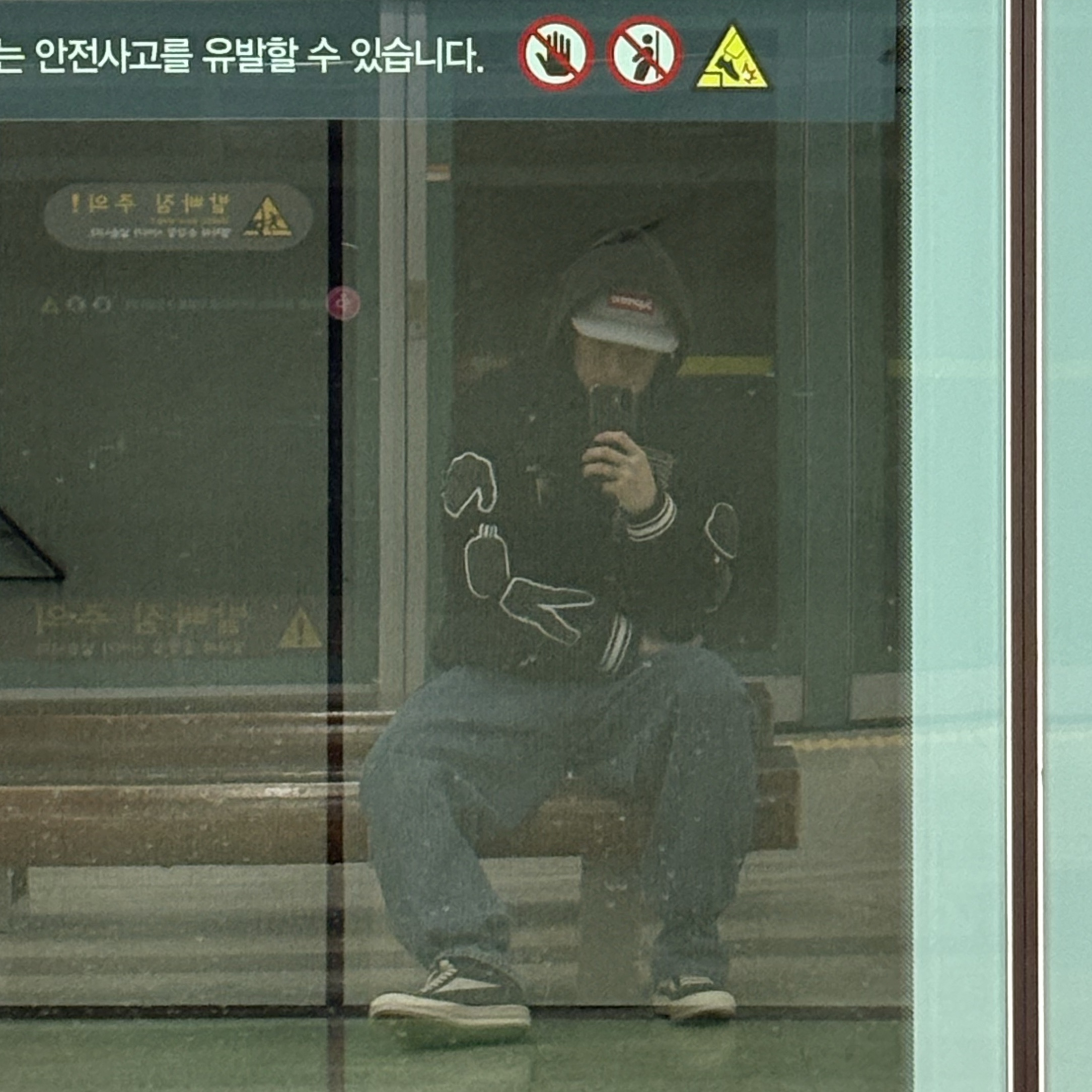 Yeezy YZY Zip-Up Hoodie Black, Stussy x CDG Varsity Jacket 착용 스타일
