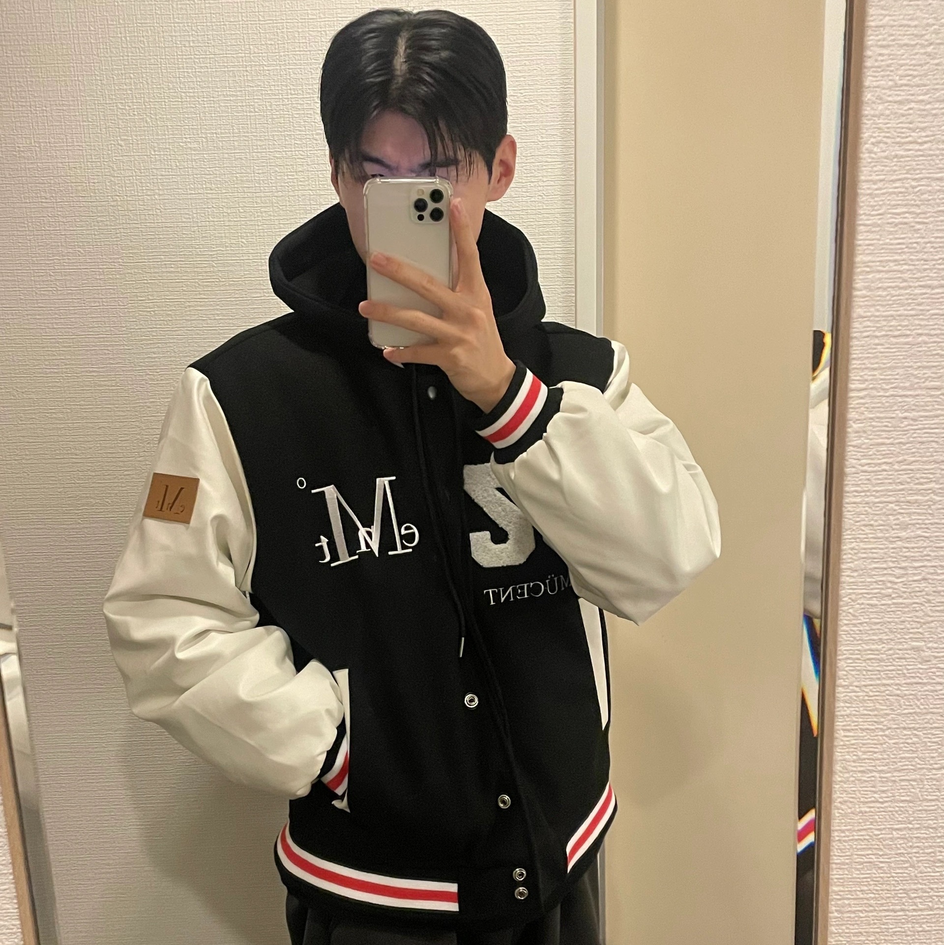 MUCENT Tiverton Signatuer Varsity Jacket Black 착용 스타일 - 2