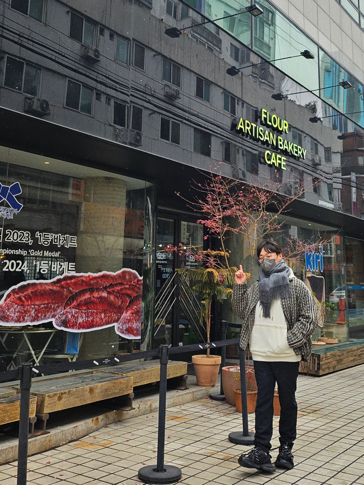 Wooyoungmi 3D Flower Back Logo Sweatshirt Navy - 24FW, Wooyoungmi Volcano Denim Shirt Black - 23FW 착용 스타일 - 5