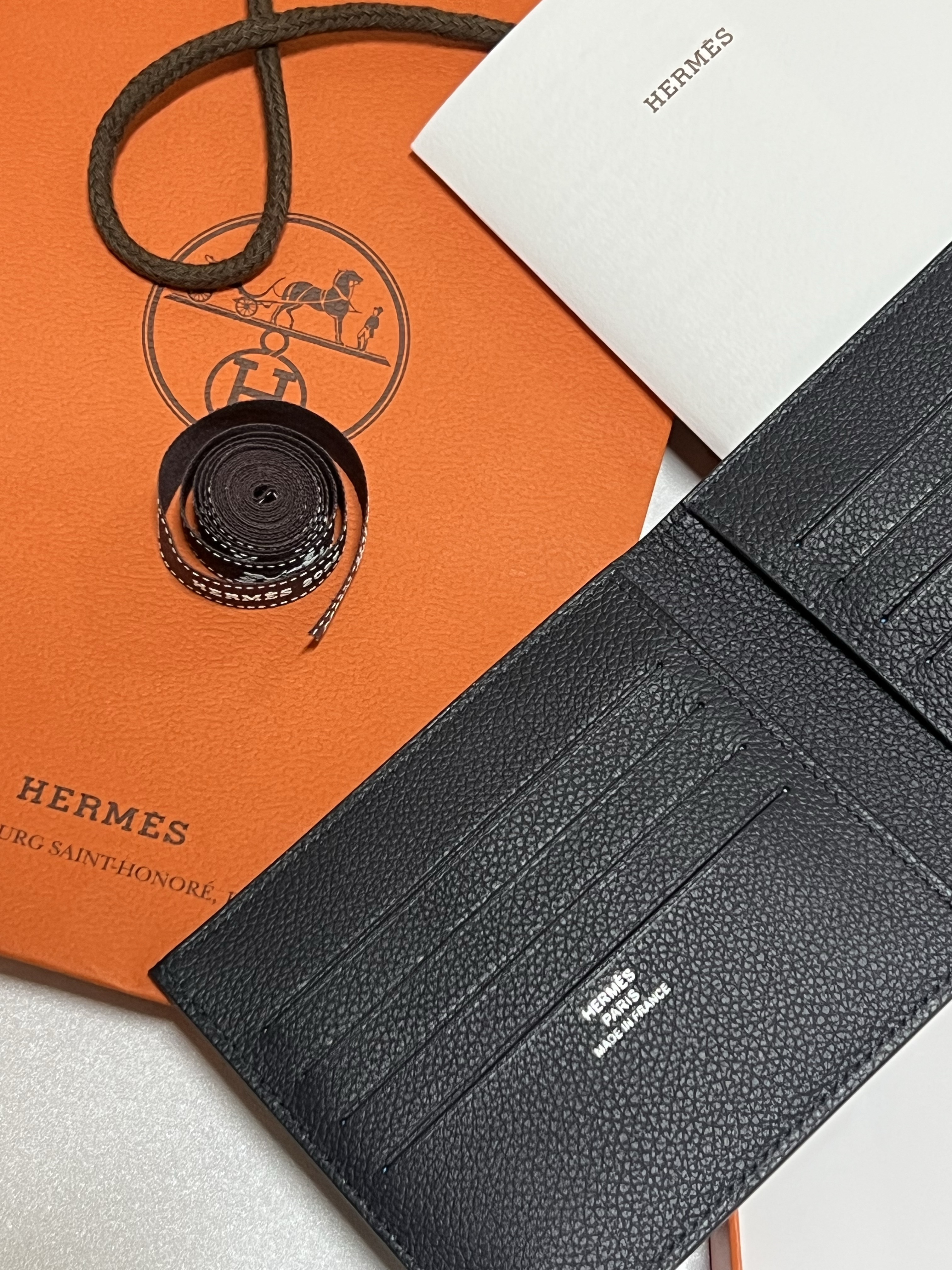 Hermes Citizen Twill Compact Card Holder Evercolor & Caban Bleu Riviera Vert Vertigo 착용 스타일 - 3