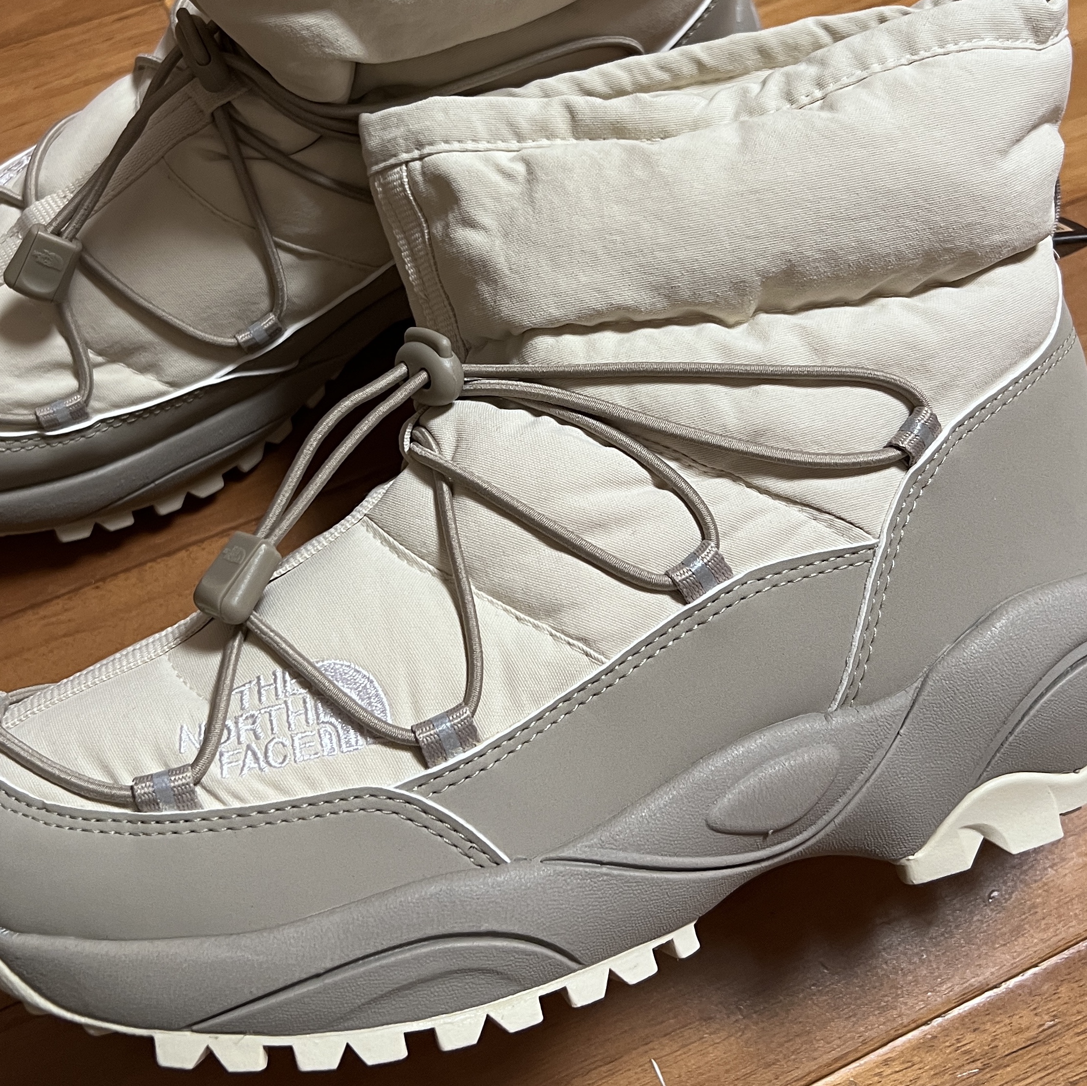The North Face Borealis Bootie Cream Beige 착용 스타일