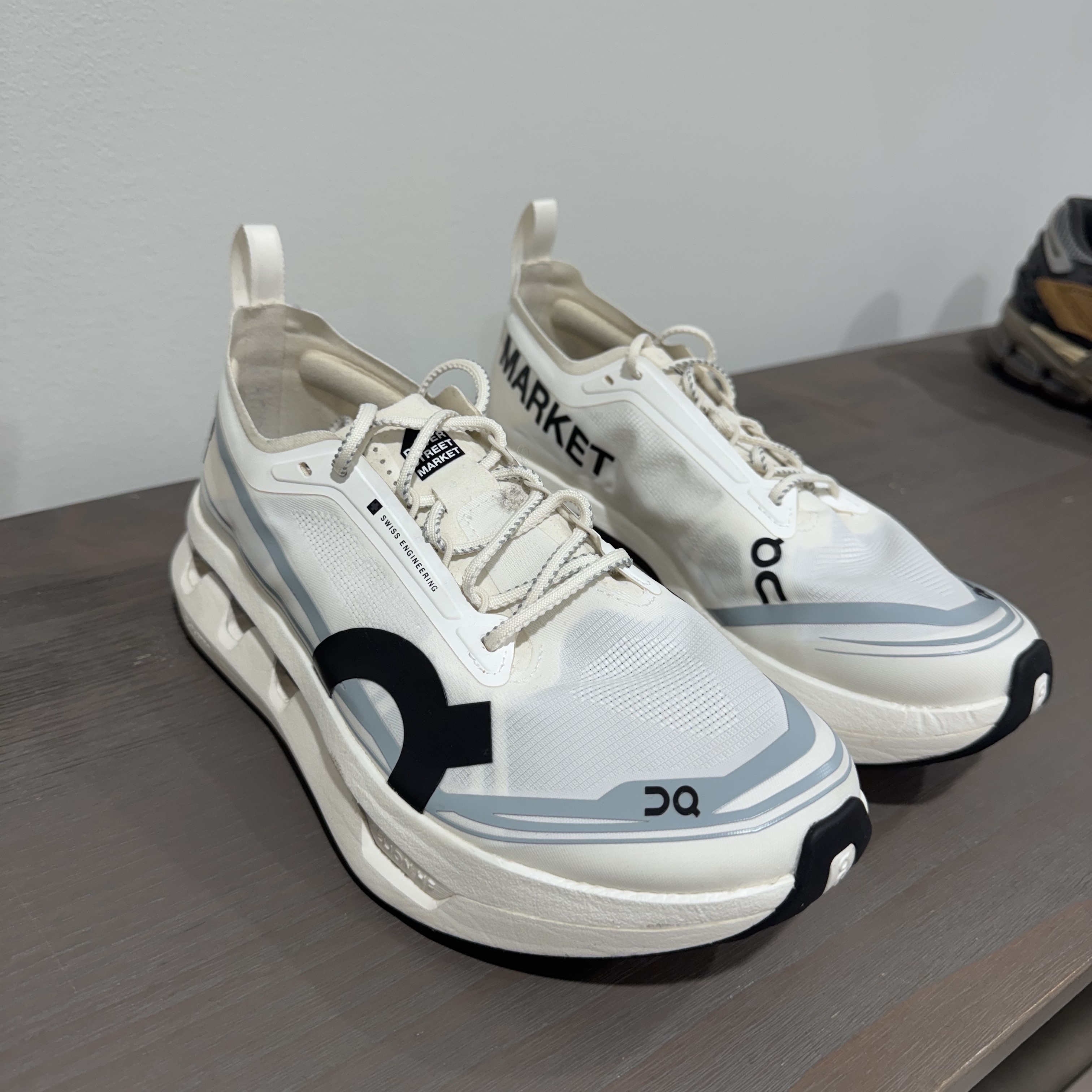 On Running x DSM Cloudboom Zone White 착용 스타일