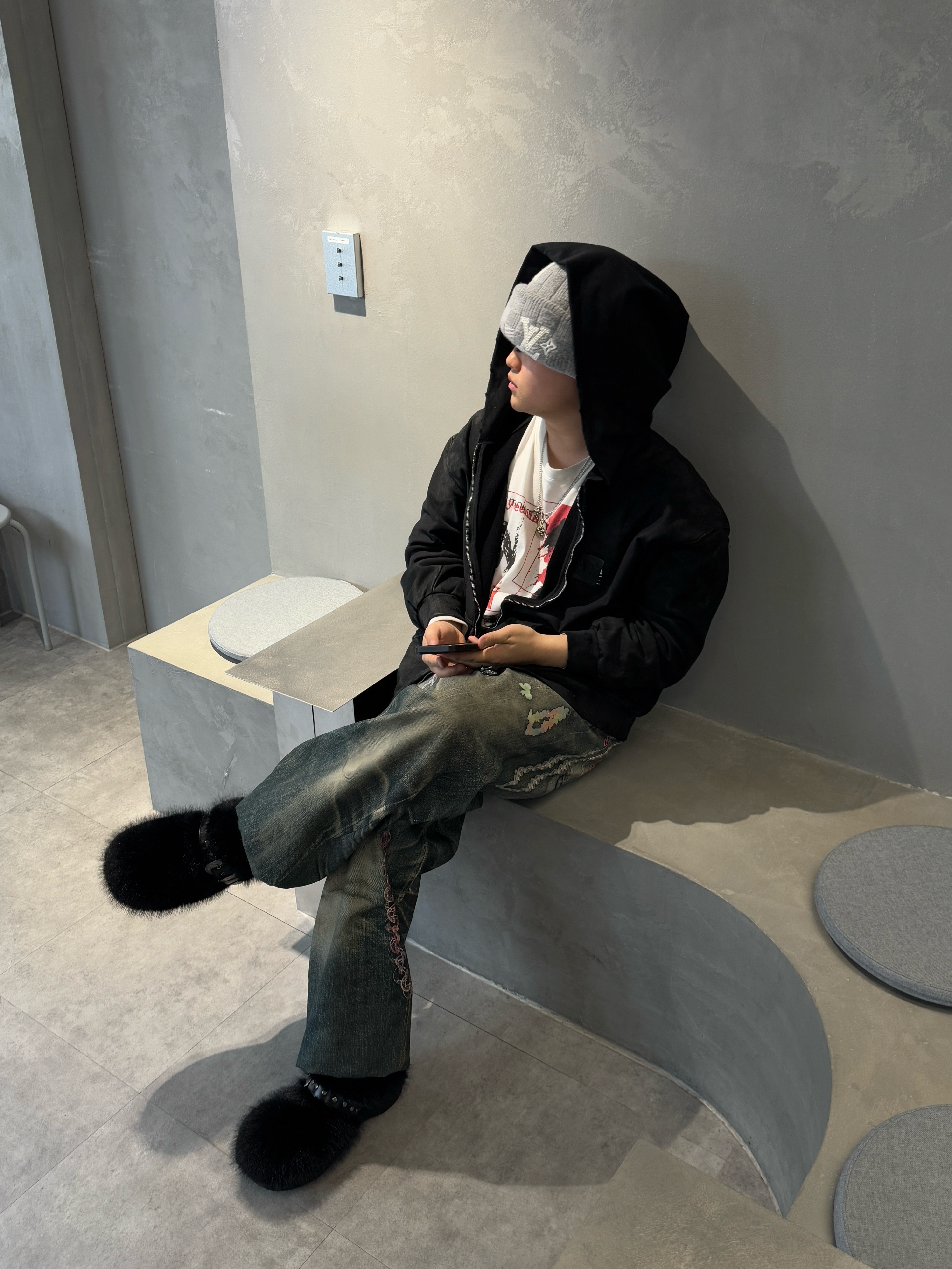 Louis Vuitton LV Crush Damoflage Pearl Beanie Light Grey 착용 스타일