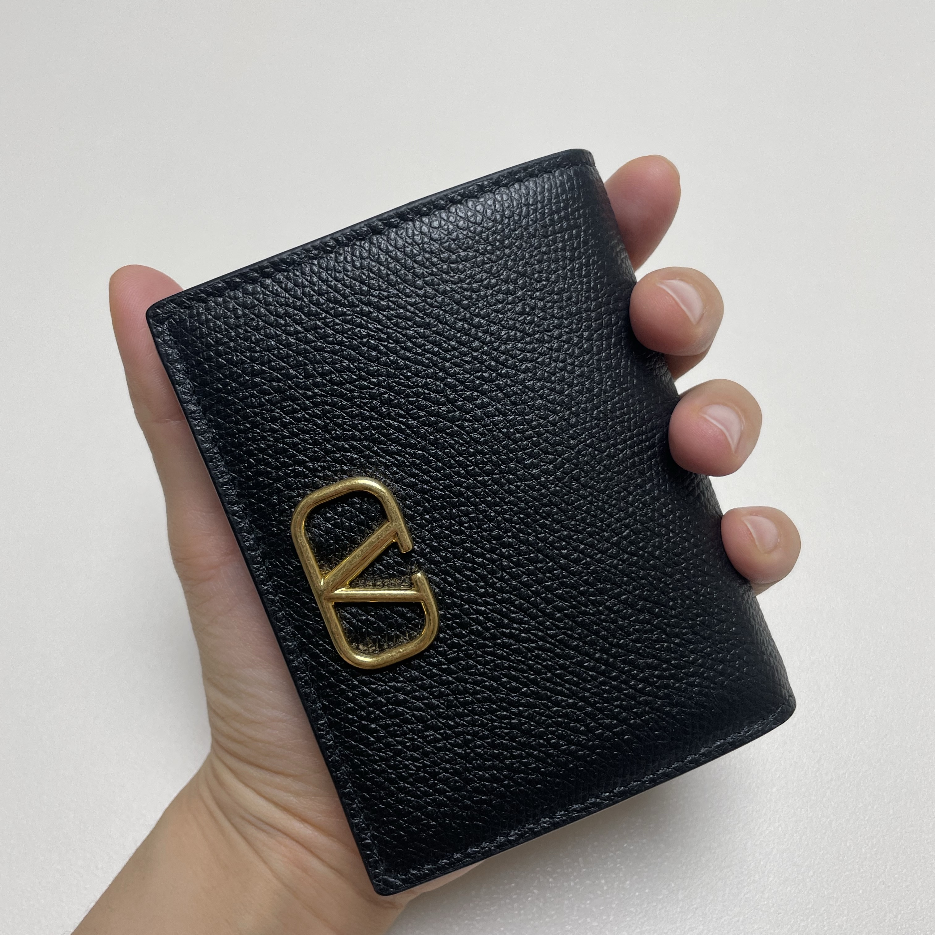 Valentino Compact Vlogo Signature Grainy Calfskin Wallet Black 착용 스타일 - 1
