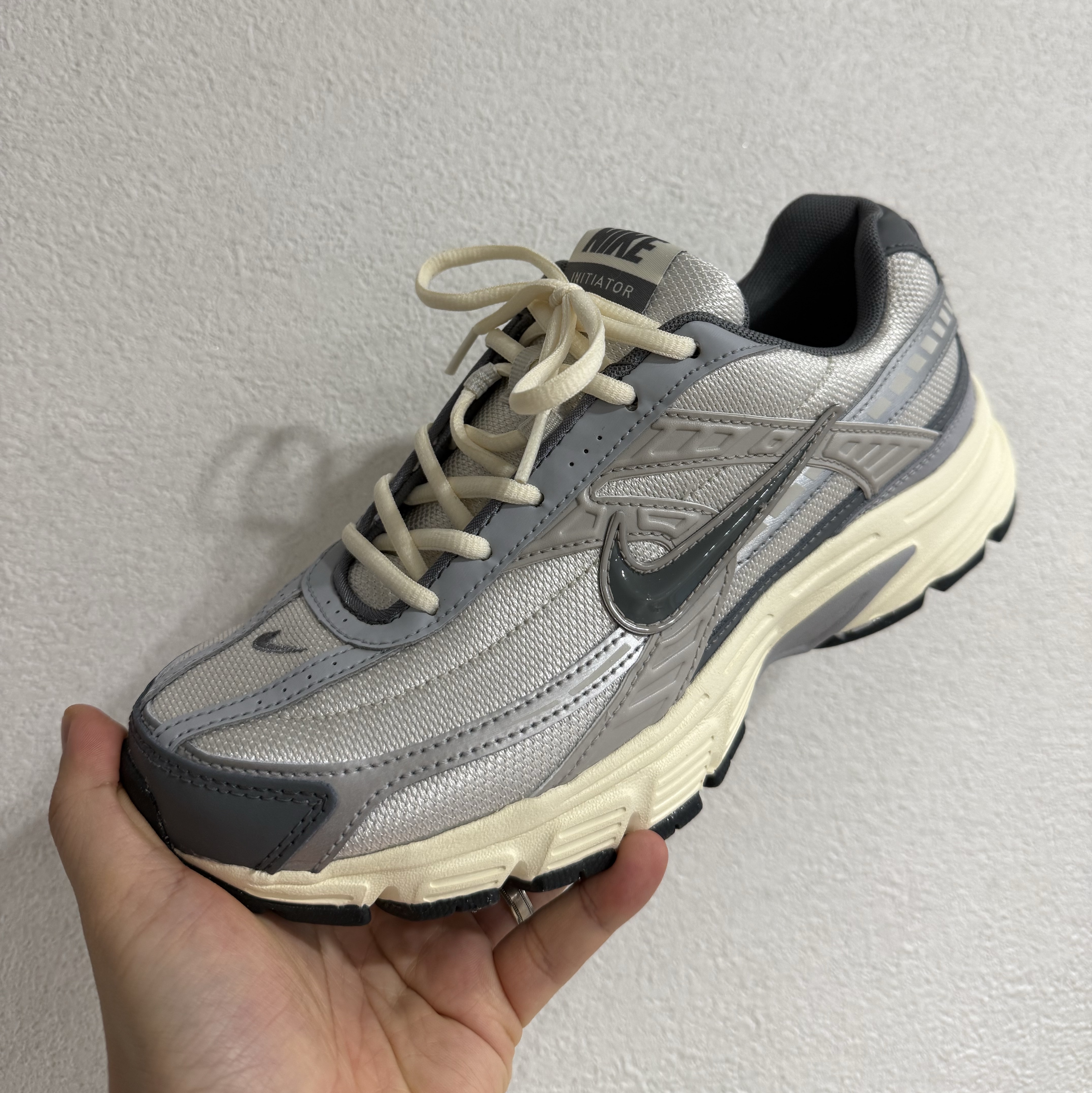 Nike Initiator Light Bone Smoke Grey 착용 스타일