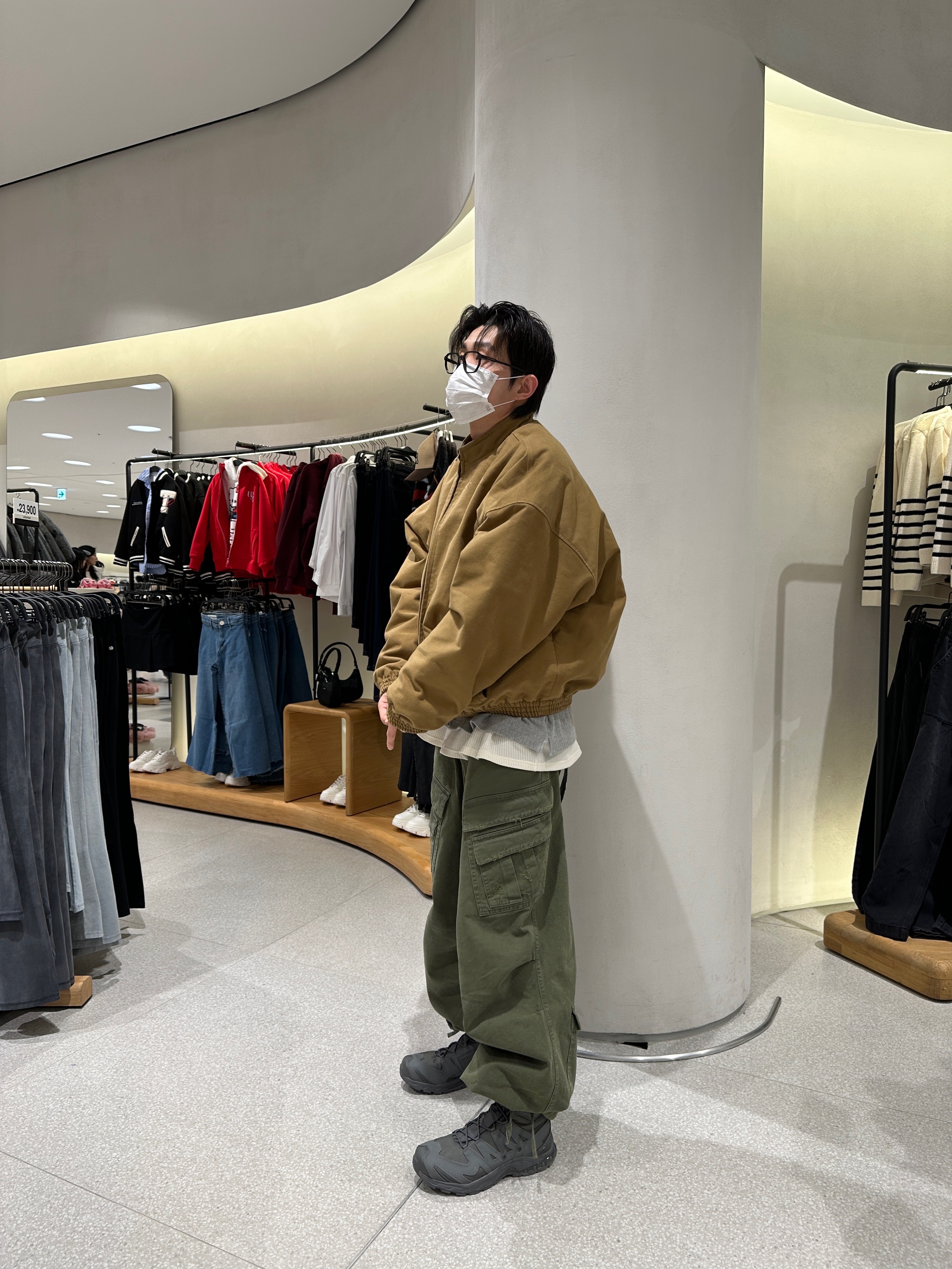 Nonnod Double Pocket Cargo Pants Vintage Khaki, Nonnod Moleskine Bomber Jacket Camel 착용 스타일 - 4