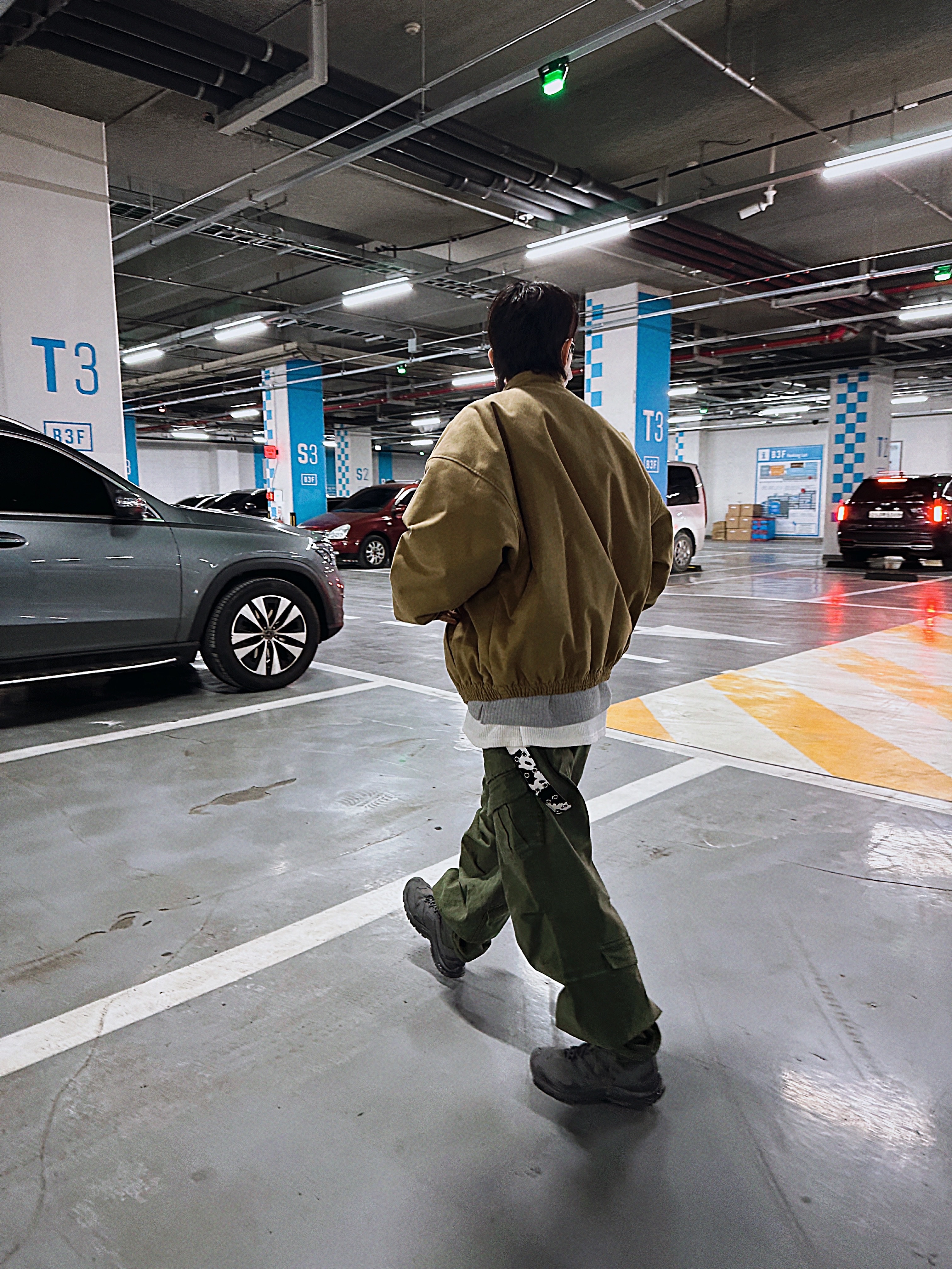 Nonnod Double Pocket Cargo Pants Vintage Khaki, Nonnod Moleskine Bomber Jacket Camel 착용 스타일 - 5