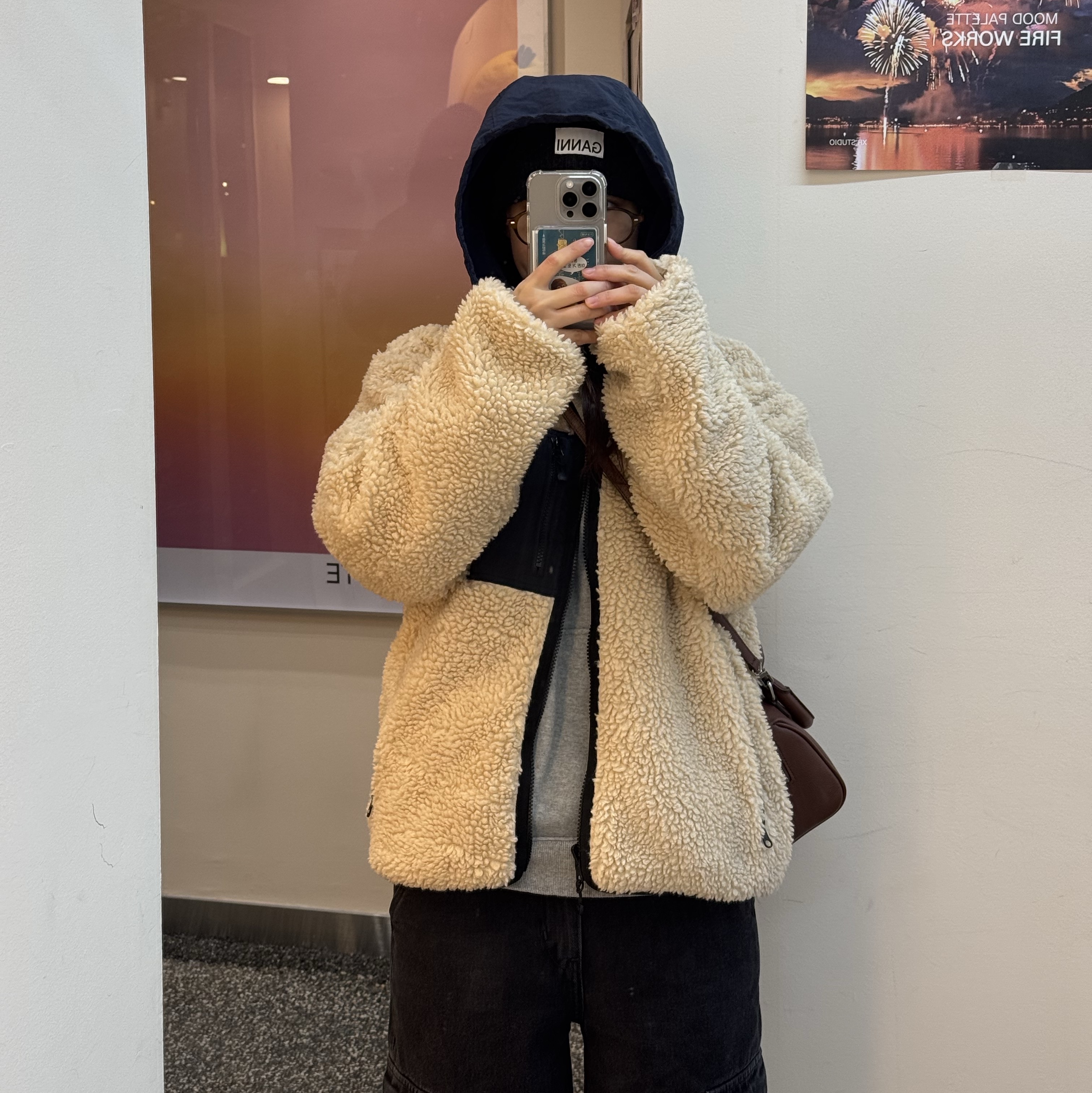 Stussy Sherpa Reversible Jacket Beige, Ganni Wool Beanie Black Melange 착용 스타일 - 1