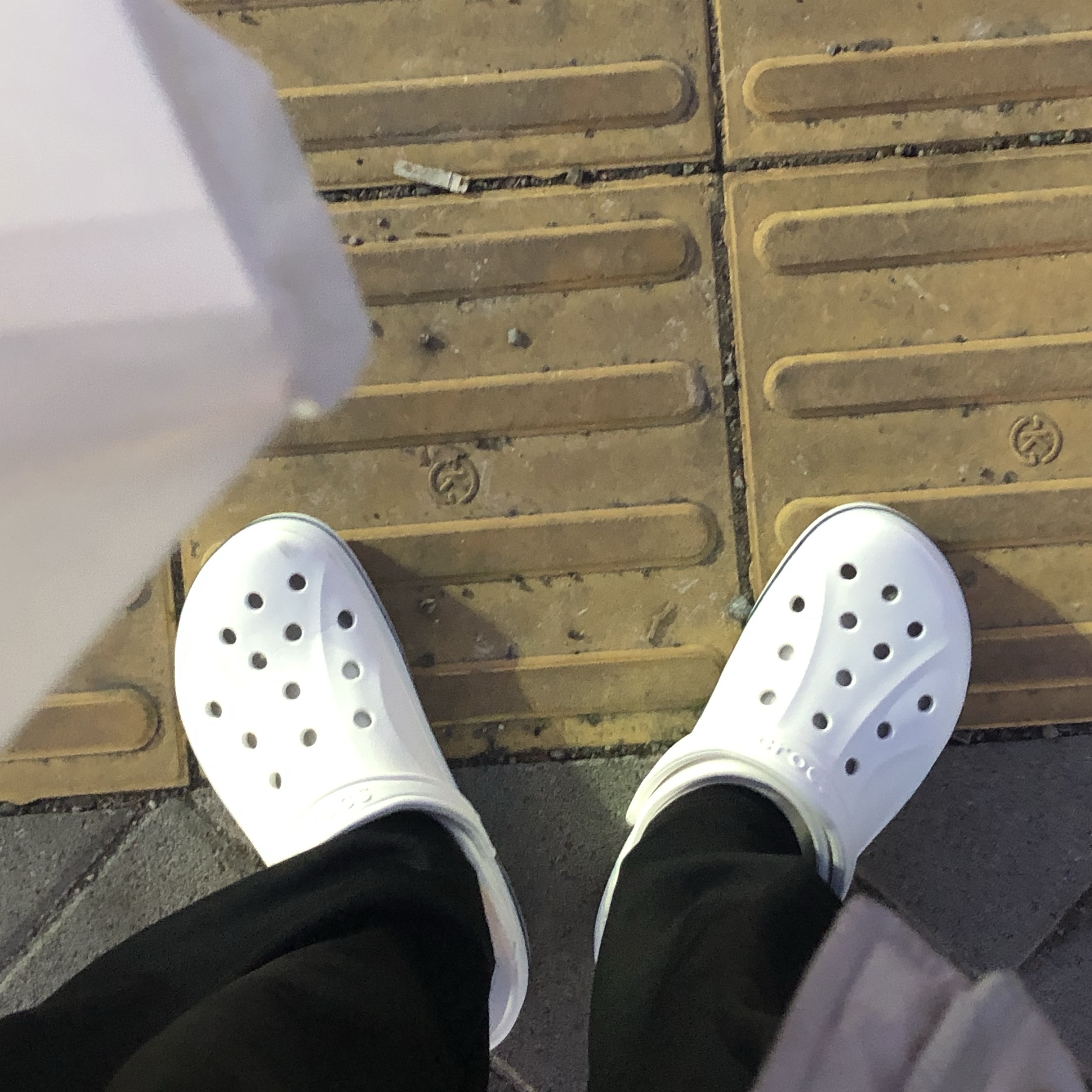 Crocs Bayaband Clog White Navy 착용 스타일