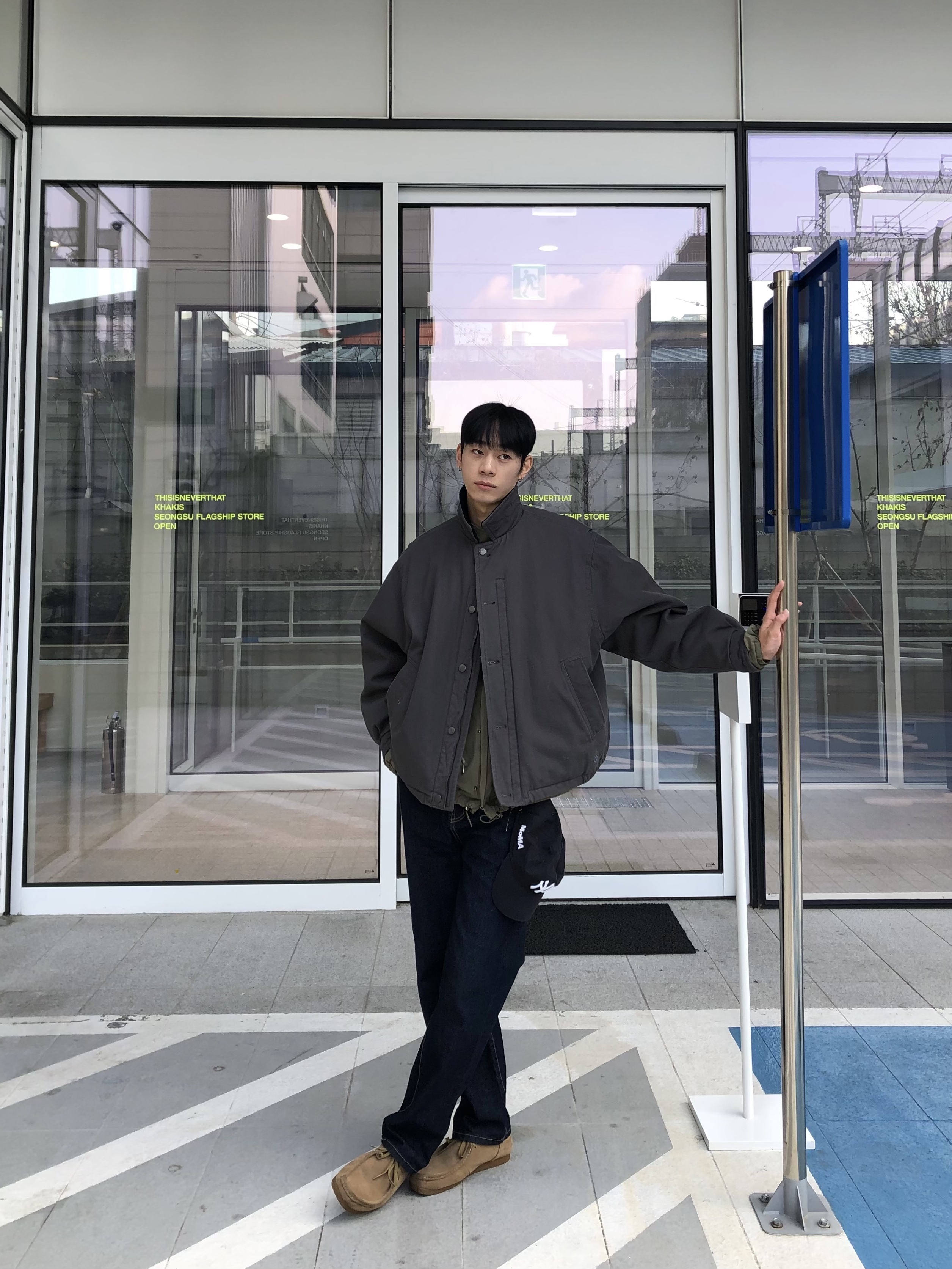 New Era x MoMA New York Yankees Cap Navy 착용 스타일 - 3