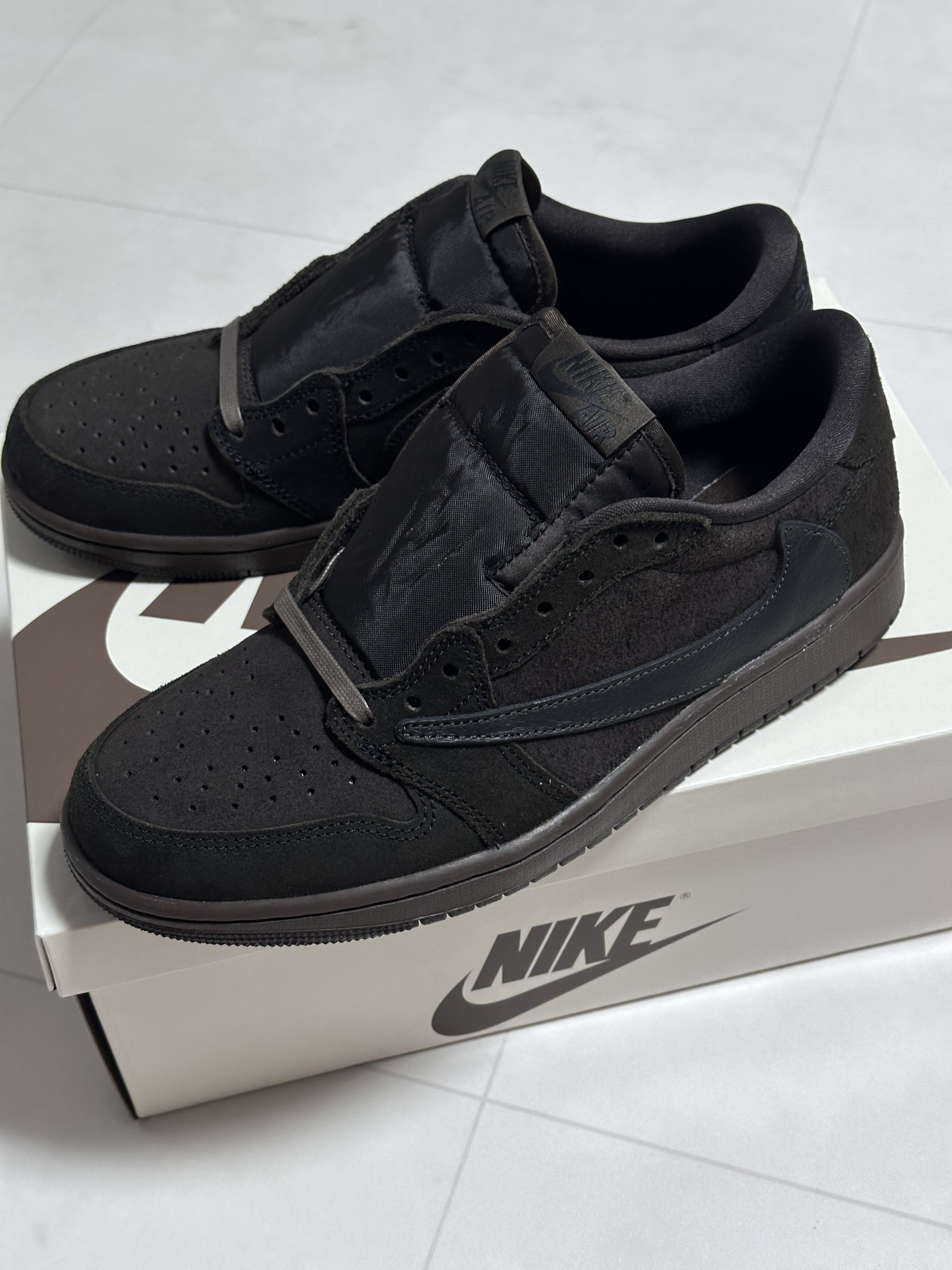Jordan 1 x Travis Scott Retro Low OG SP Velvet Brown and Dark Mocha 착용 스타일 - 1