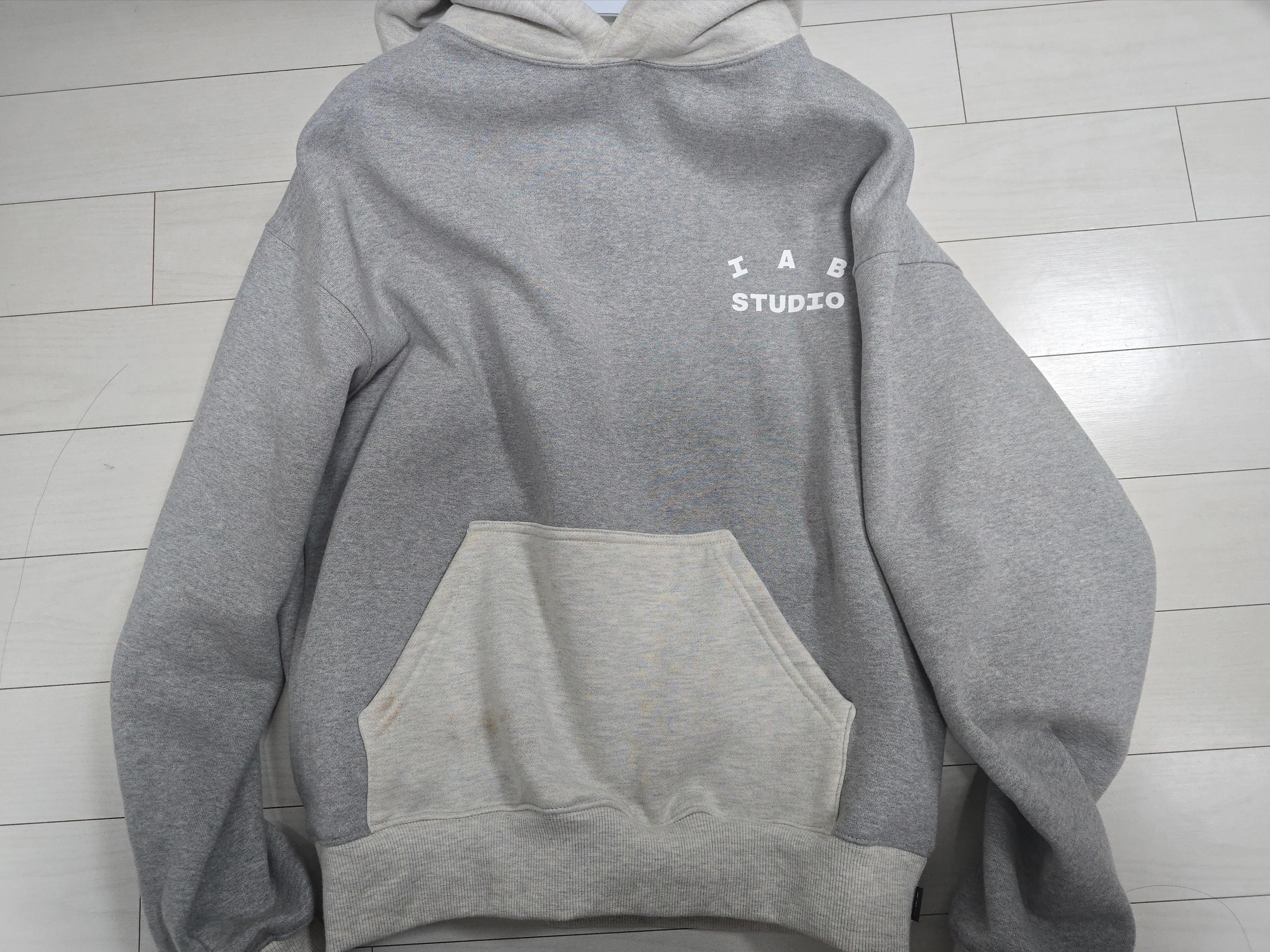IAB Studio Hoodie Dual Gray 착용 스타일