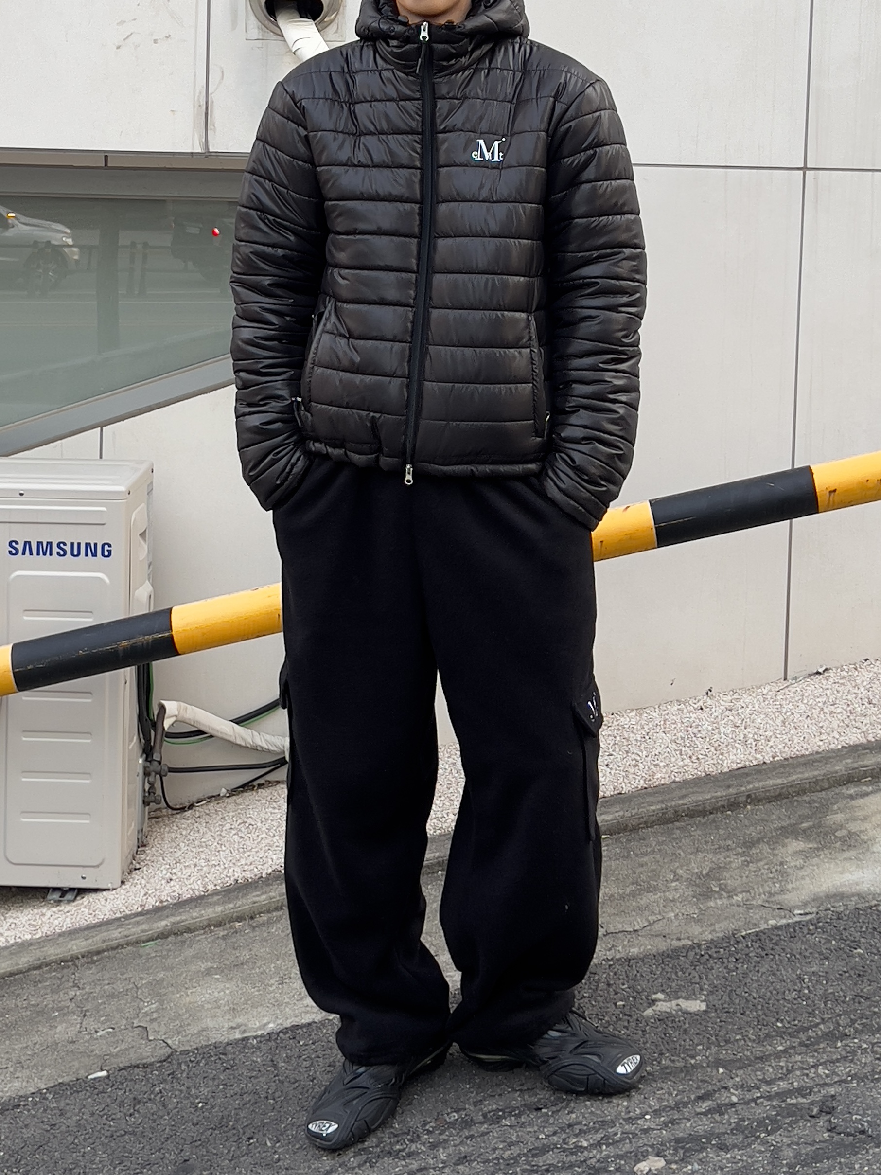 Balenciaga Tyrex Sneakers Black, MUCENT Snowing Fleece Banding Cargo Pants Black 착용 스타일 - 1