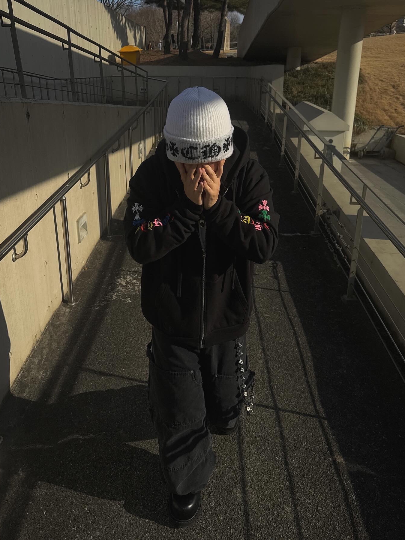 Chrome Hearts Big Daddy Cashmere Beanie White, Chrome Hearts Multi Color Cross Fleece Zip-Up Hoodie Black 착용 스타일