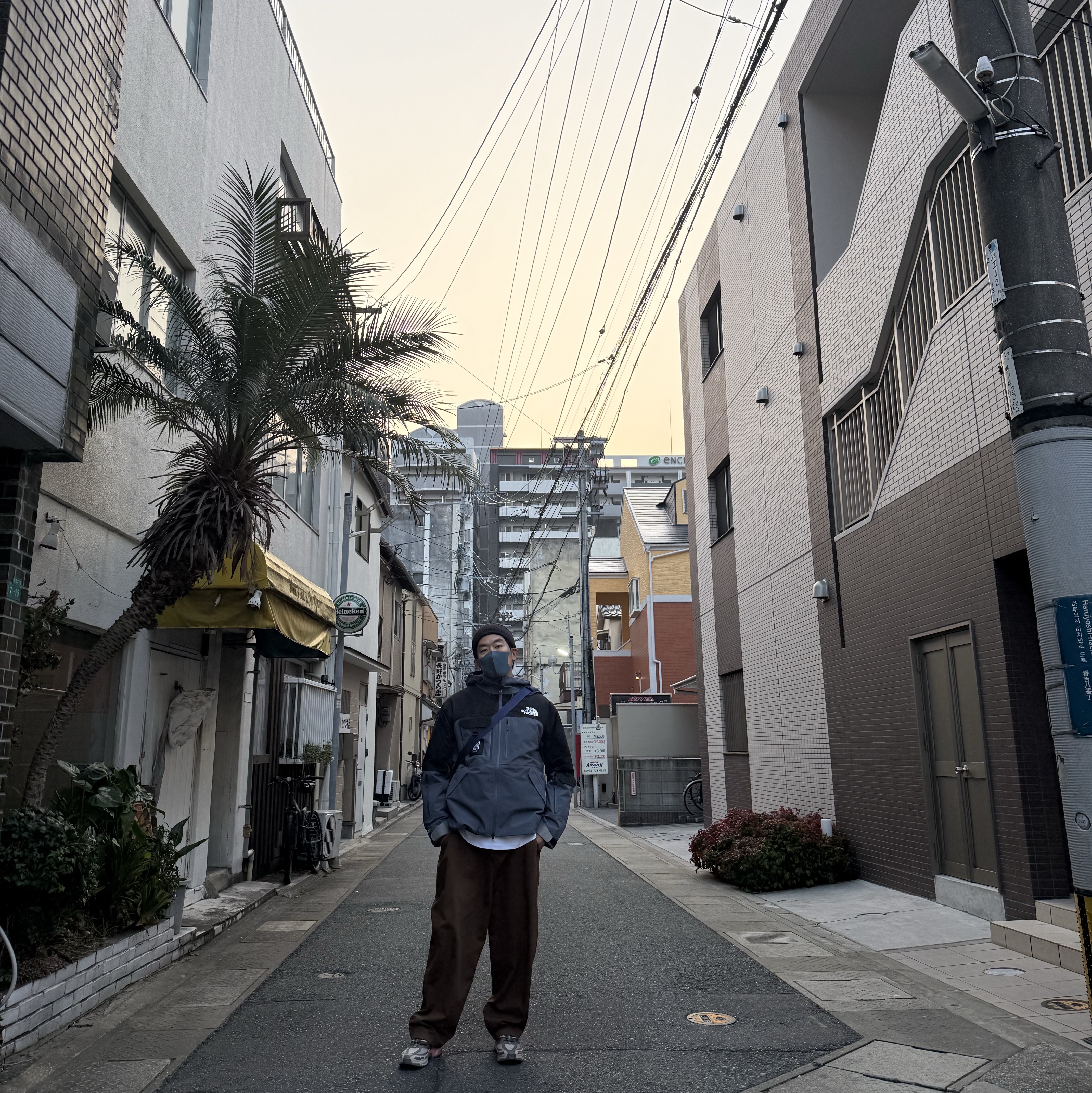 The North Face x Undercover Soukuu Hiking Shell Jacket TNF Black Turbulence Grey 착용 스타일