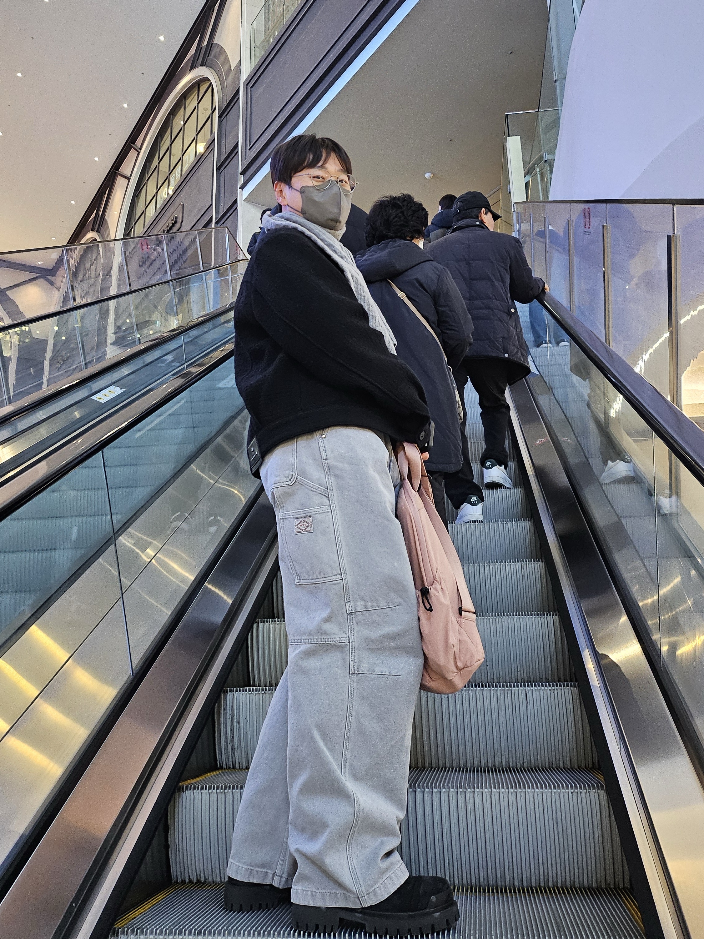 Wooyoungmi 3D Flower Back Logo Sweatshirt Navy - 24FW, Wooyoungmi Volcano Denim Shirt Black - 23FW 착용 스타일 - 10