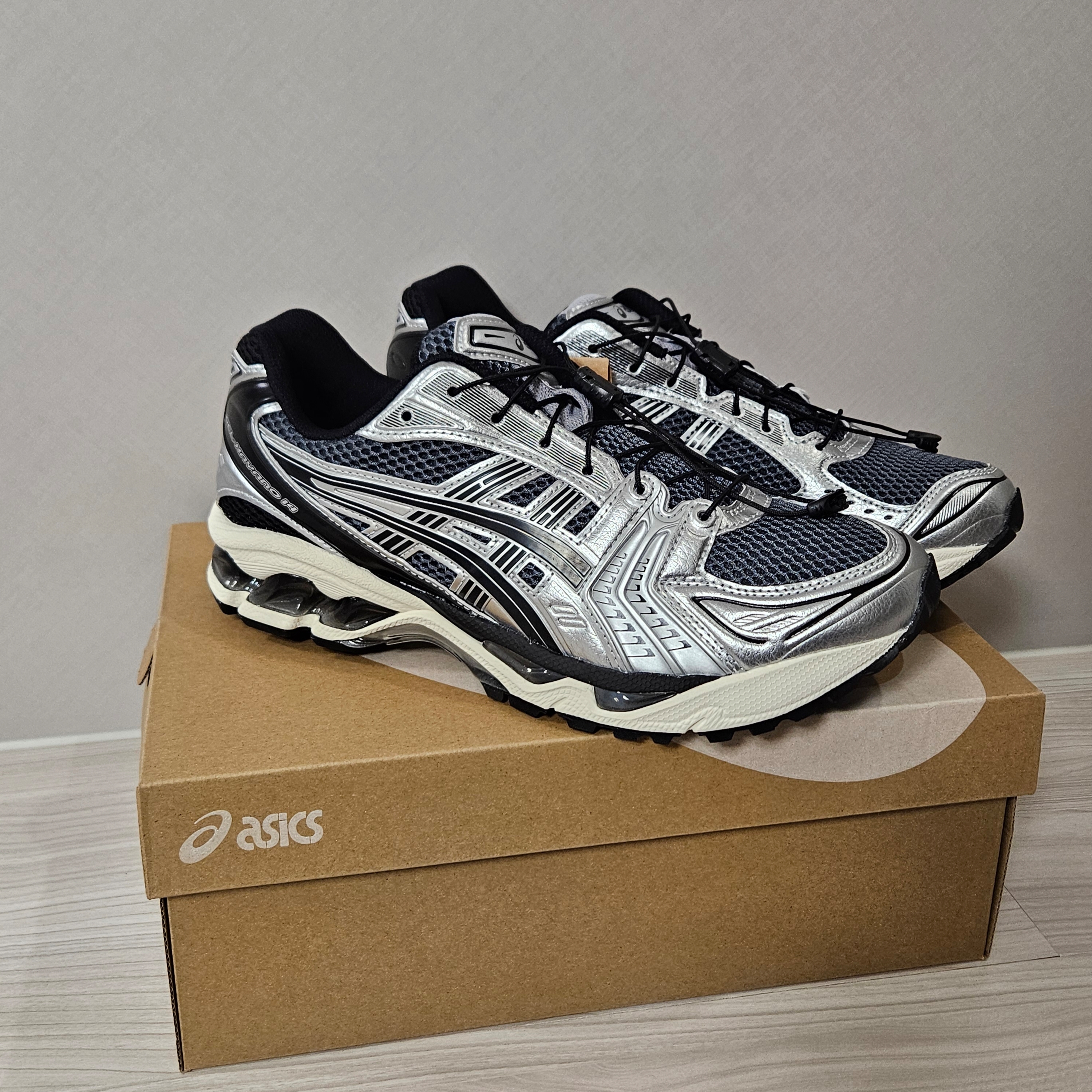Asics Unlimited Gel-Kayano 14 Carrier Grey Black 착용 스타일