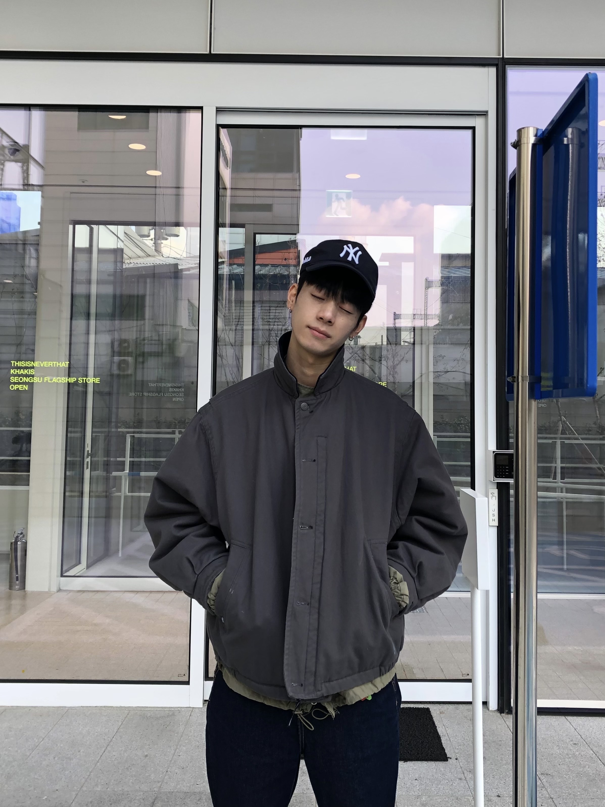 New Era x MoMA New York Yankees Cap Navy 착용 스타일 - 1
