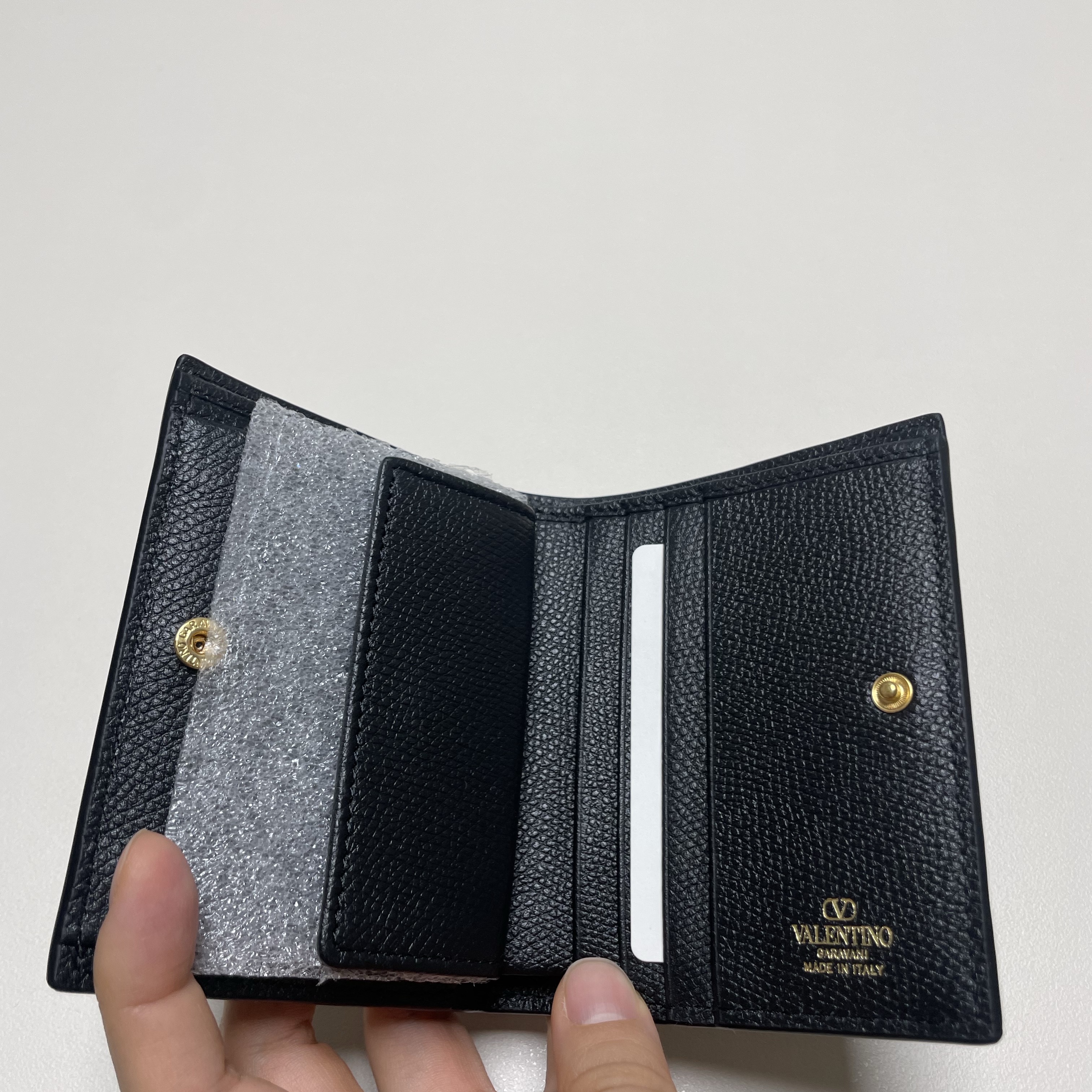 Valentino Compact Vlogo Signature Grainy Calfskin Wallet Black 착용 스타일 - 2