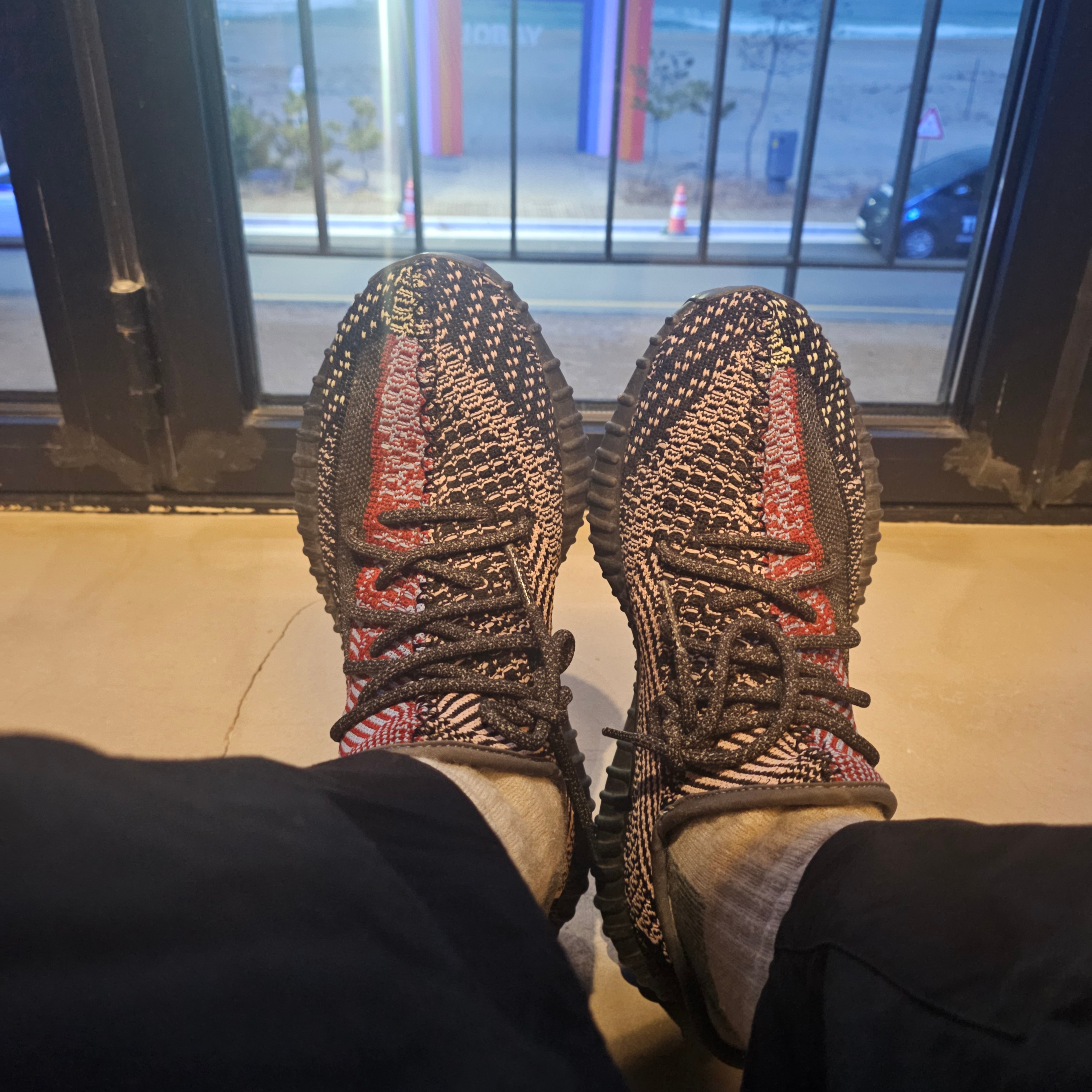Adidas Yeezy Boost 350 V2 Yecheil - Reflective 착용 스타일