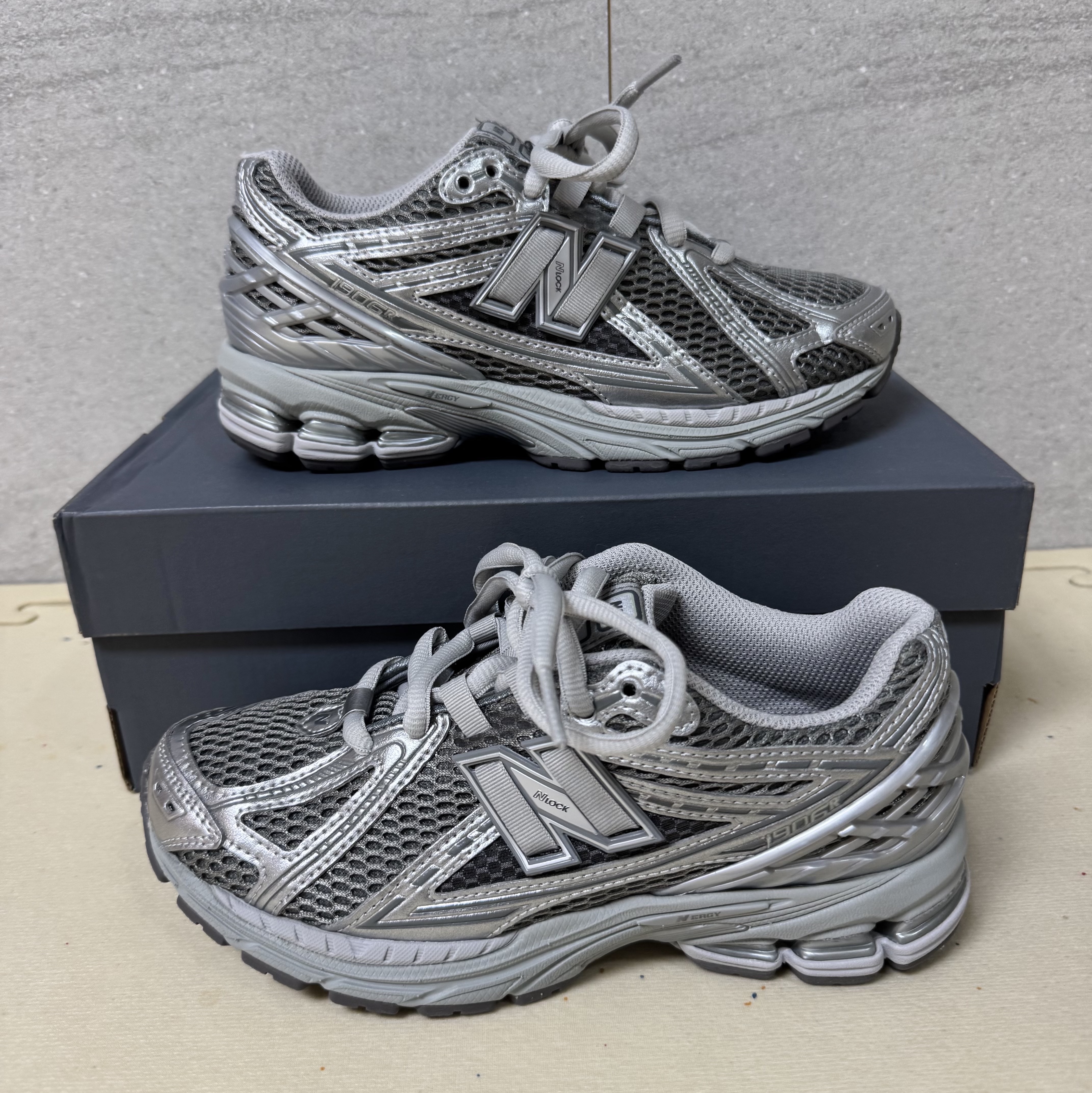 New Balance 1906R Harbor Grey Silver Metalic 착용 스타일 - 2